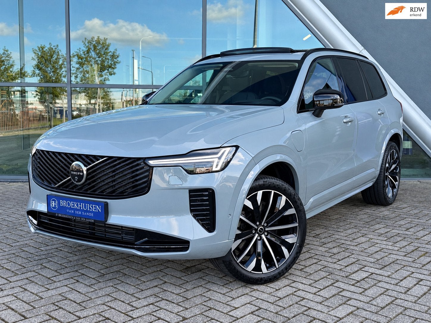 Volvo XC90 2.0 T8 Plug-in hybrid AWD Plus Dark 455pk Panoram, Auto's, Dealer onderhouden, Gebruikt, Zwart, 4 cilinders