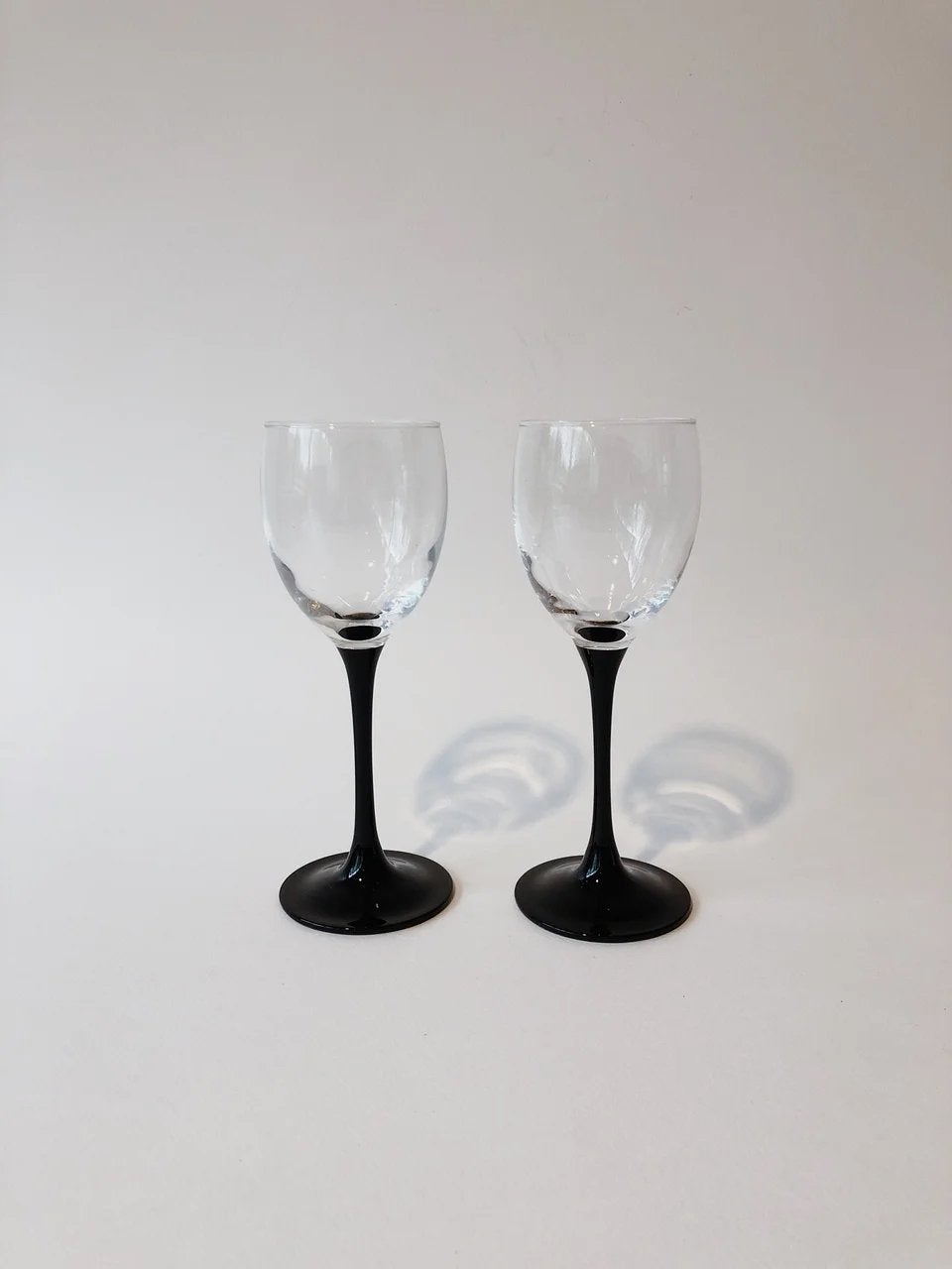 SET VAN 2 VINTAGE GLAZEN, ZWARTE VOET | LUMINARC FRANCE, Verzamelen, Glas en Borrelglaasjes, -, -, Overige typen, Ophalen of Verzenden