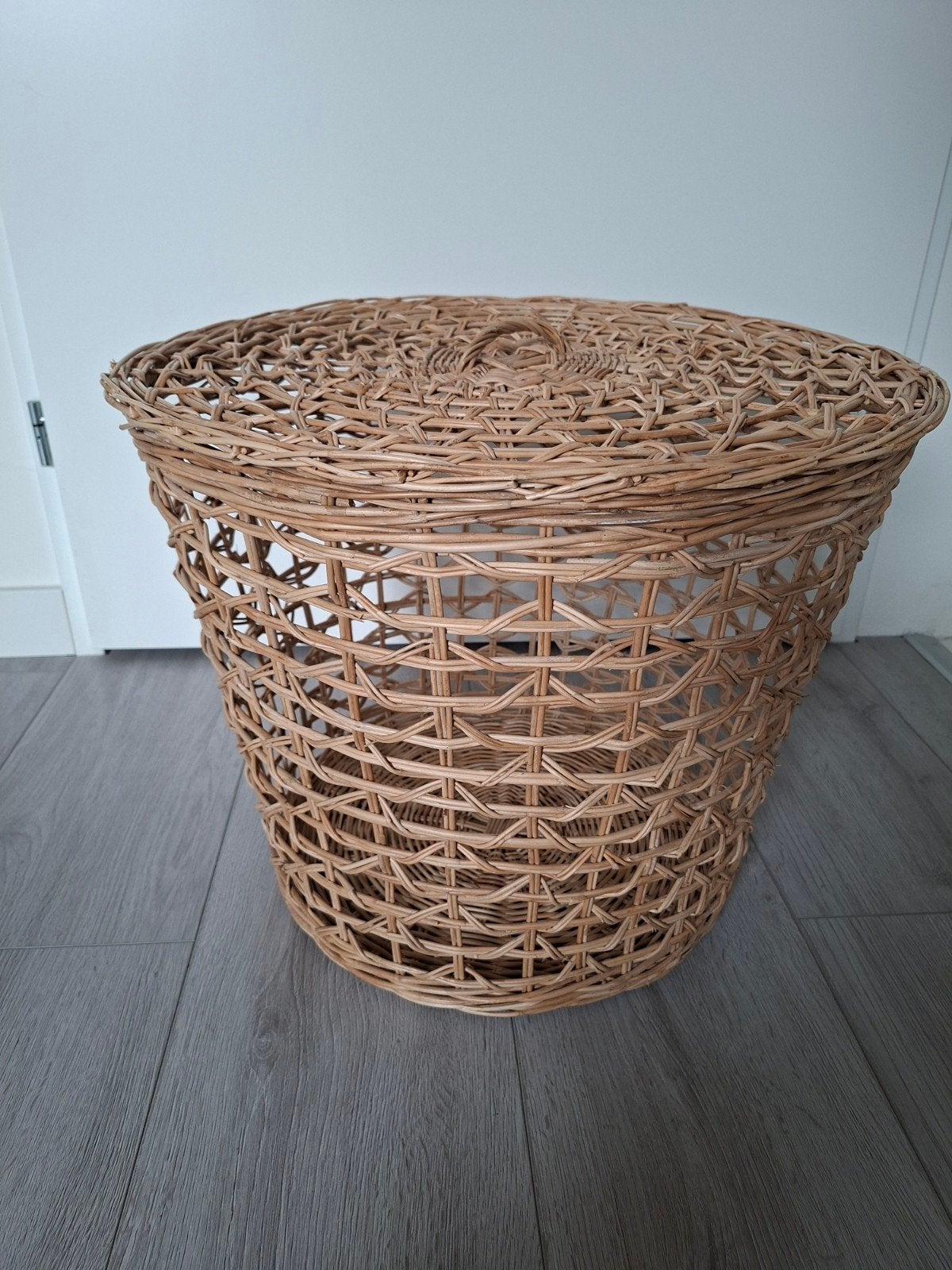 Grote rieten mand met deksel - 52 cm diameter, Ophalen, Gebruikt, Mand, Gevlochten