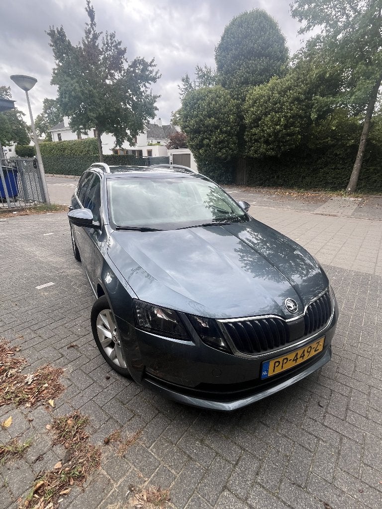 Skoda Octavia 1.0 TSI Greentech 115pk 2017 Grijs Trekhaak, Auto's, Regensensor, 1147 kg, 49 €/maand, Origineel Nederlands