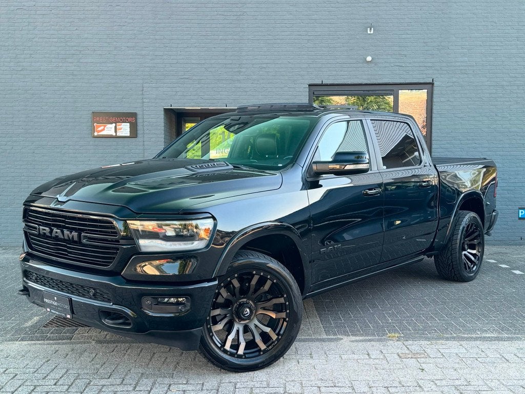 Dodge Ram 1500 Laramie Night 5.7 V8 4x4 |Luchtvering|Pano|Ui, Auto's, Dodge, Automaat, Gebruikt, 5654 cc, Zwart