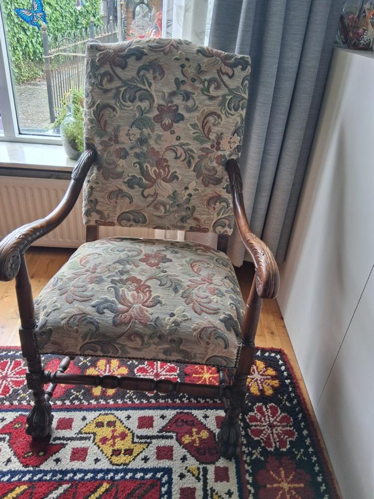 Antieke fauteuil met speciaal uitgewerkte poten zie foto, Ophalen