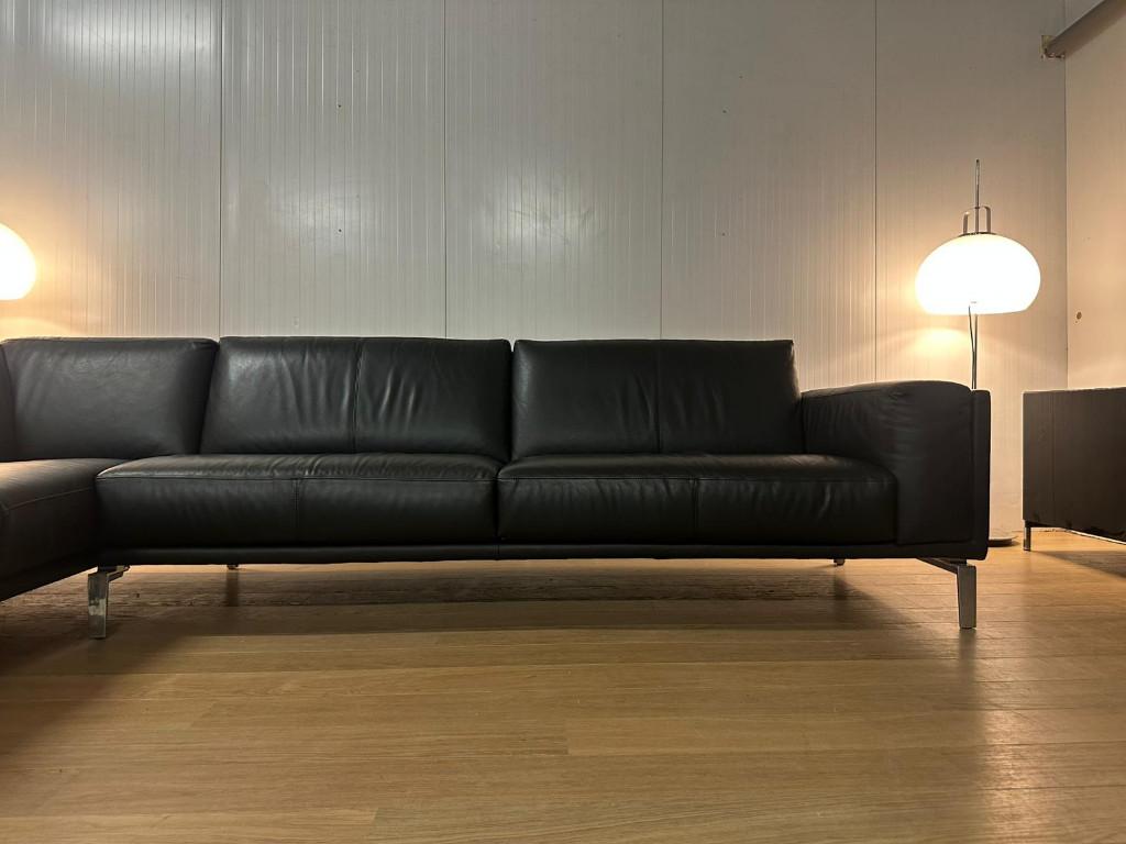 NIEUWSTAAT Leolux Bellice Hoekbank Leer NP €14.500, Leolux, https://www.leolux.nl/, Hoekbank, 300 cm of meer