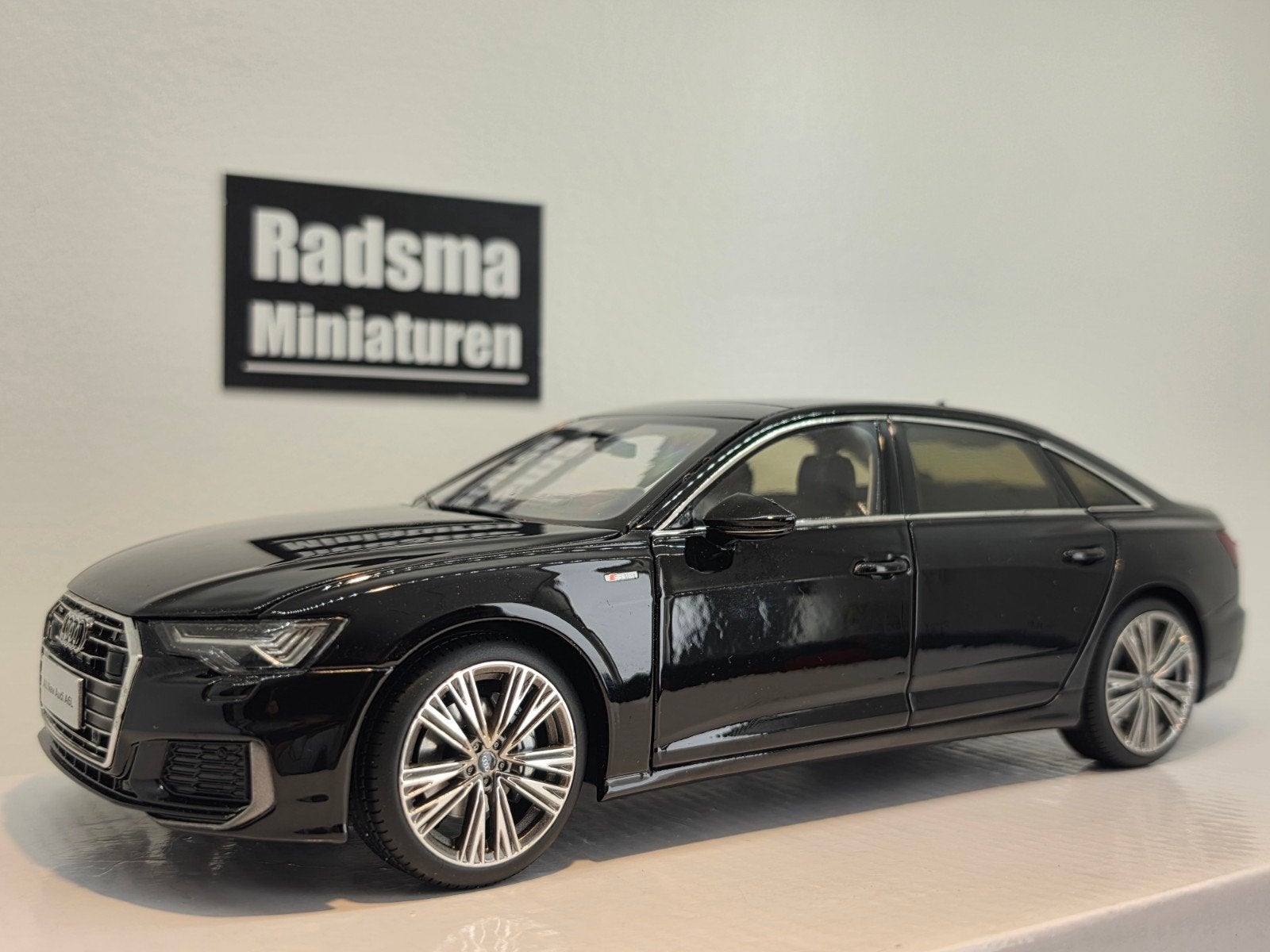 Audi A6 L 2019 - Zwart - 1:18 Paudi dealerpack, Hobby en Vrije tijd, Auto, Zo goed als nieuw, Paudi, Ophalen of Verzenden