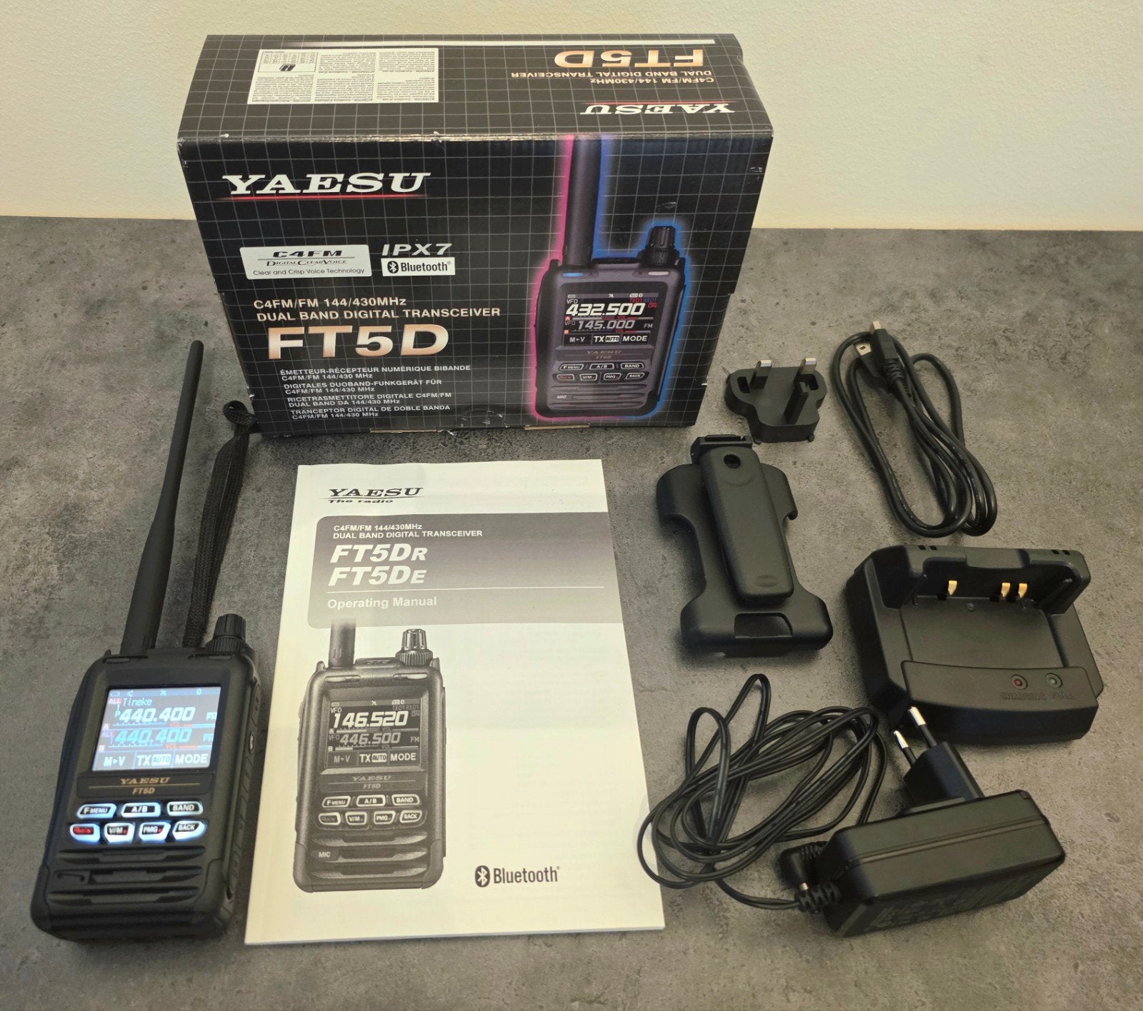 Yaesu FT5D, FT-5D portofoon incl. Accessoires, Trilfunctie, 15 km of meer, Ophalen of Verzenden, Zo goed als nieuw