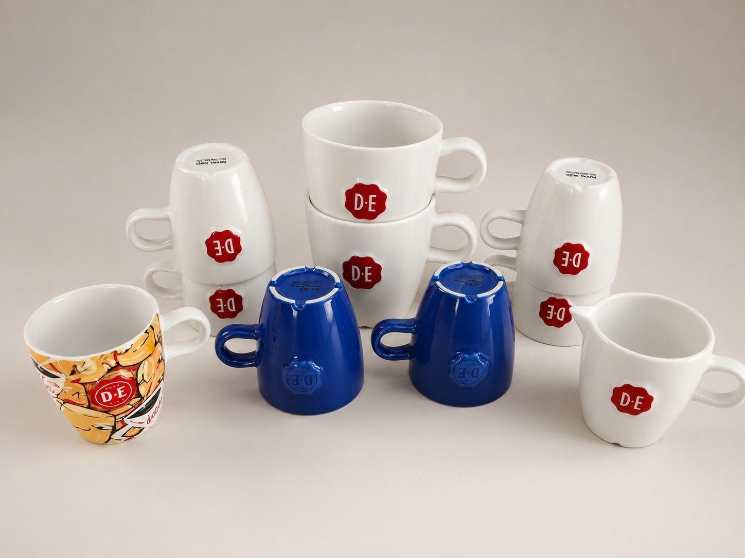 D.E. Douwe Egberts mokken en kopjes - 10 stuks, Ophalen of Verzenden, Porselein, Overige stijlen, Kop(pen) en/of Schotel(s)