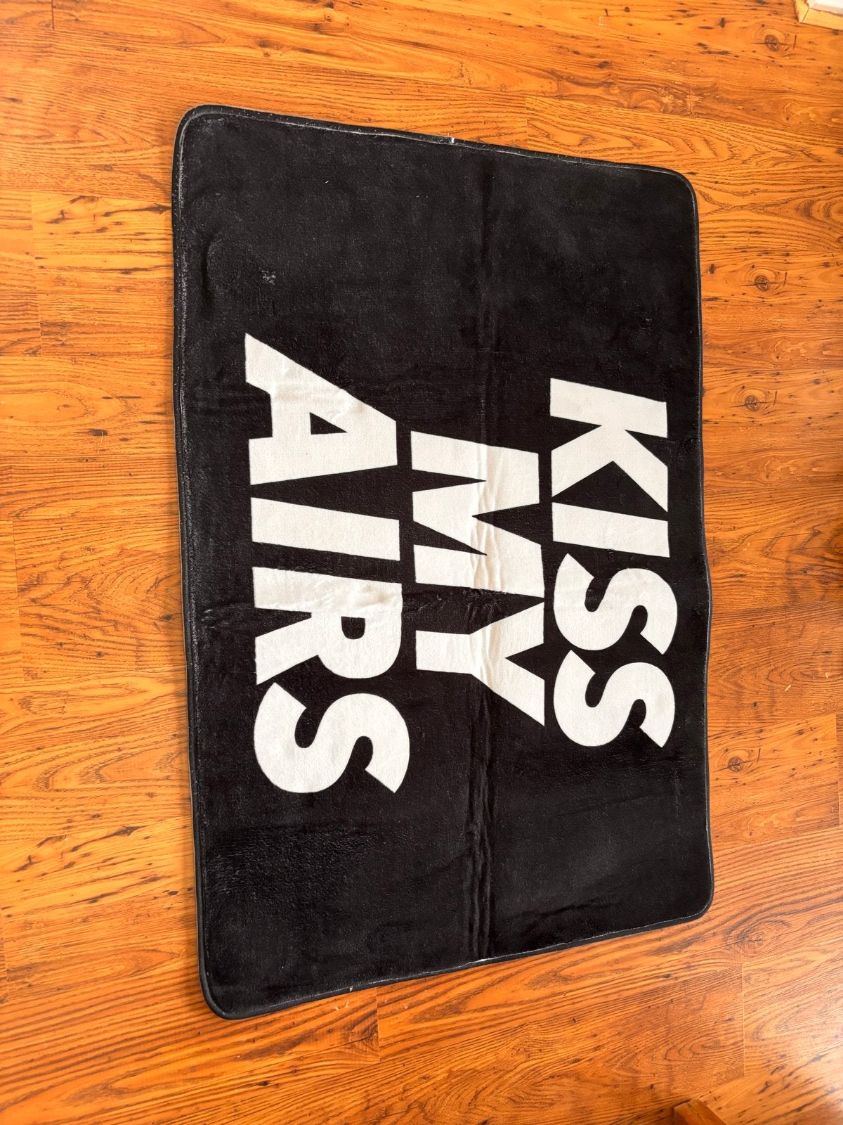 Zwart vloerkleed 'Kiss My Airs' - 116x76 cm, Huis en Inrichting, Gebruikt, 100 tot 150 cm, Zwart, Rechthoekig