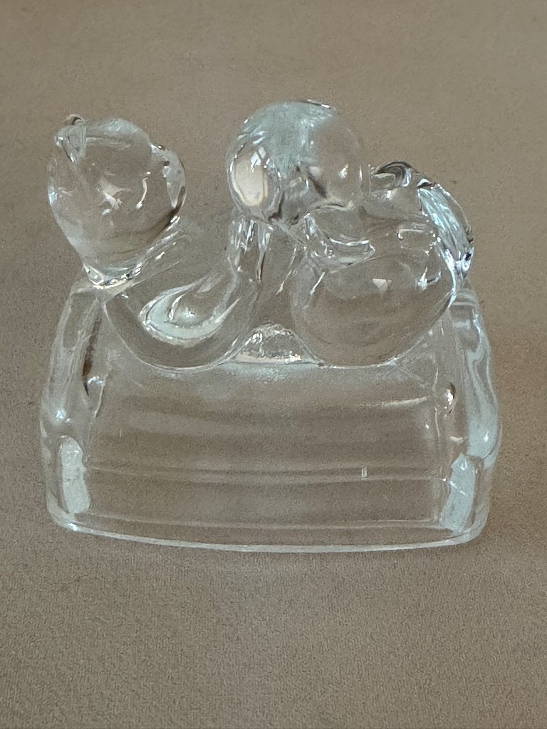 Kristallen beeldje kat op kussen spelend met bal vintage, Ophalen of Verzenden, Zo goed als nieuw, Dier