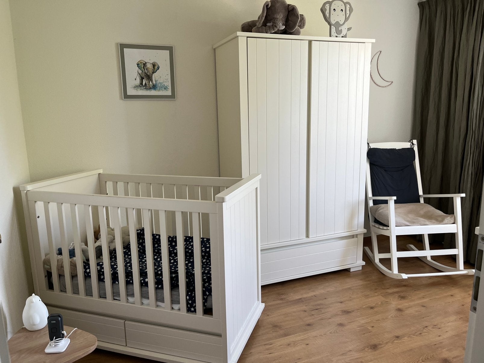 Babykamer wit (ledikant, kast & schommelstoel ), Kinderen en Baby's, Kinderkamer | Complete kinderkamers, Ophalen, Gebruikt, Jongetje of Meisje