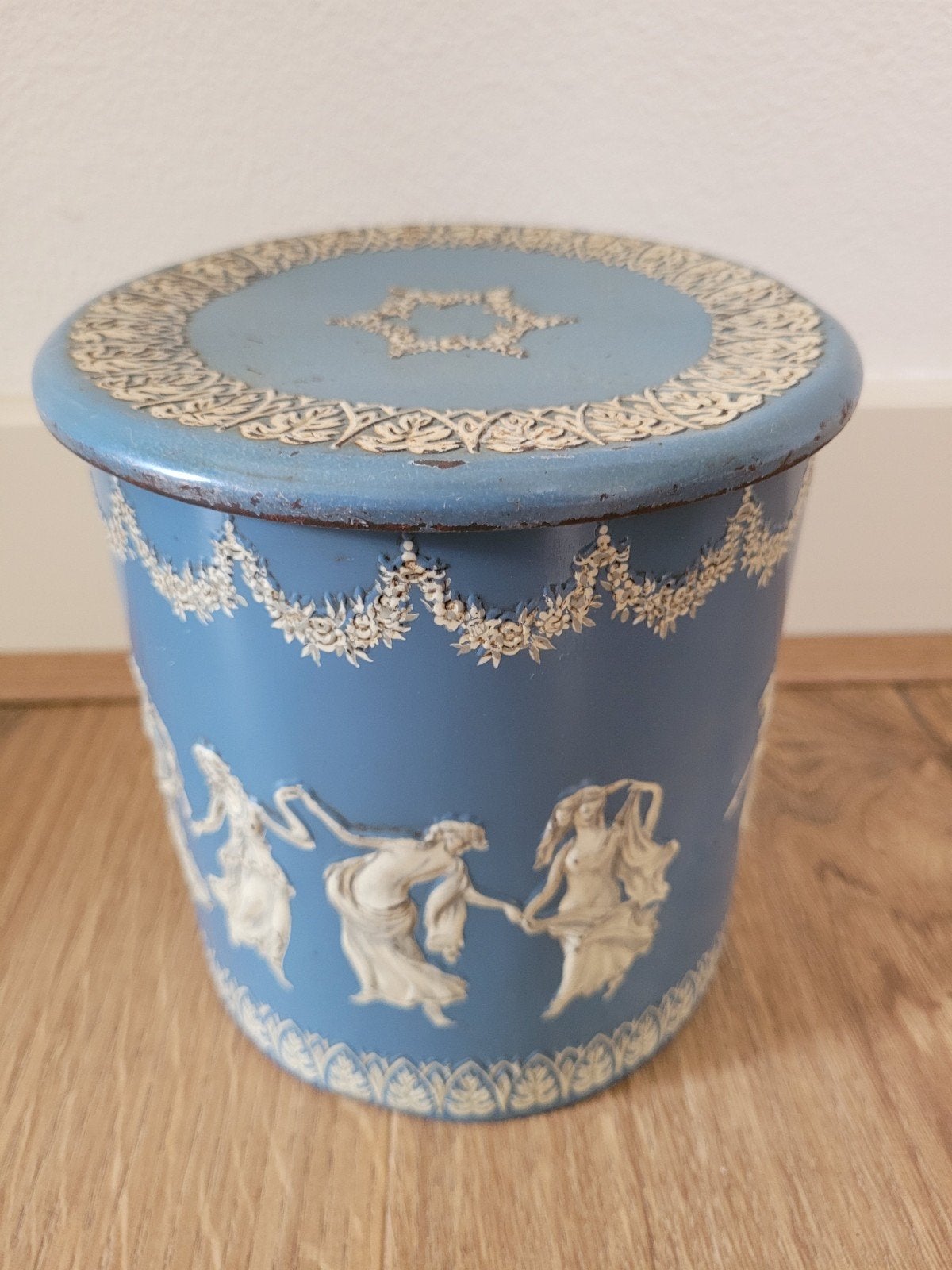 Oud blik in de Wedgwood of Regency stijl jaren 50 H 15 cm., Verzamelen, Ophalen of Verzenden, Gebruikt, Overige, Overige merken