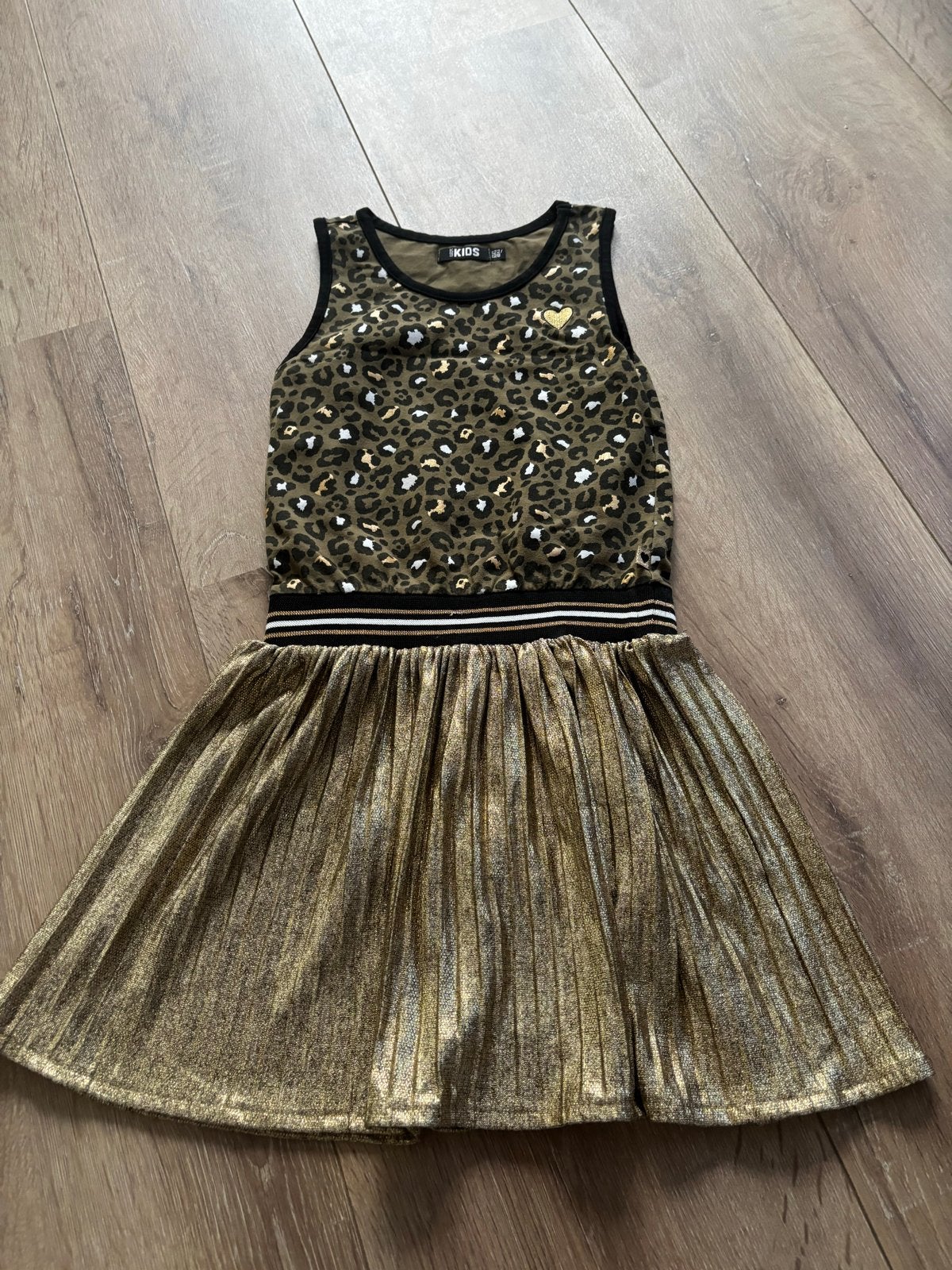 groen jurkje maat 122/128, Kinderen en Baby's, Kinderkleding | Maat 122, Ophalen of Verzenden, Nieuw, Meisje, Jurk of Rok