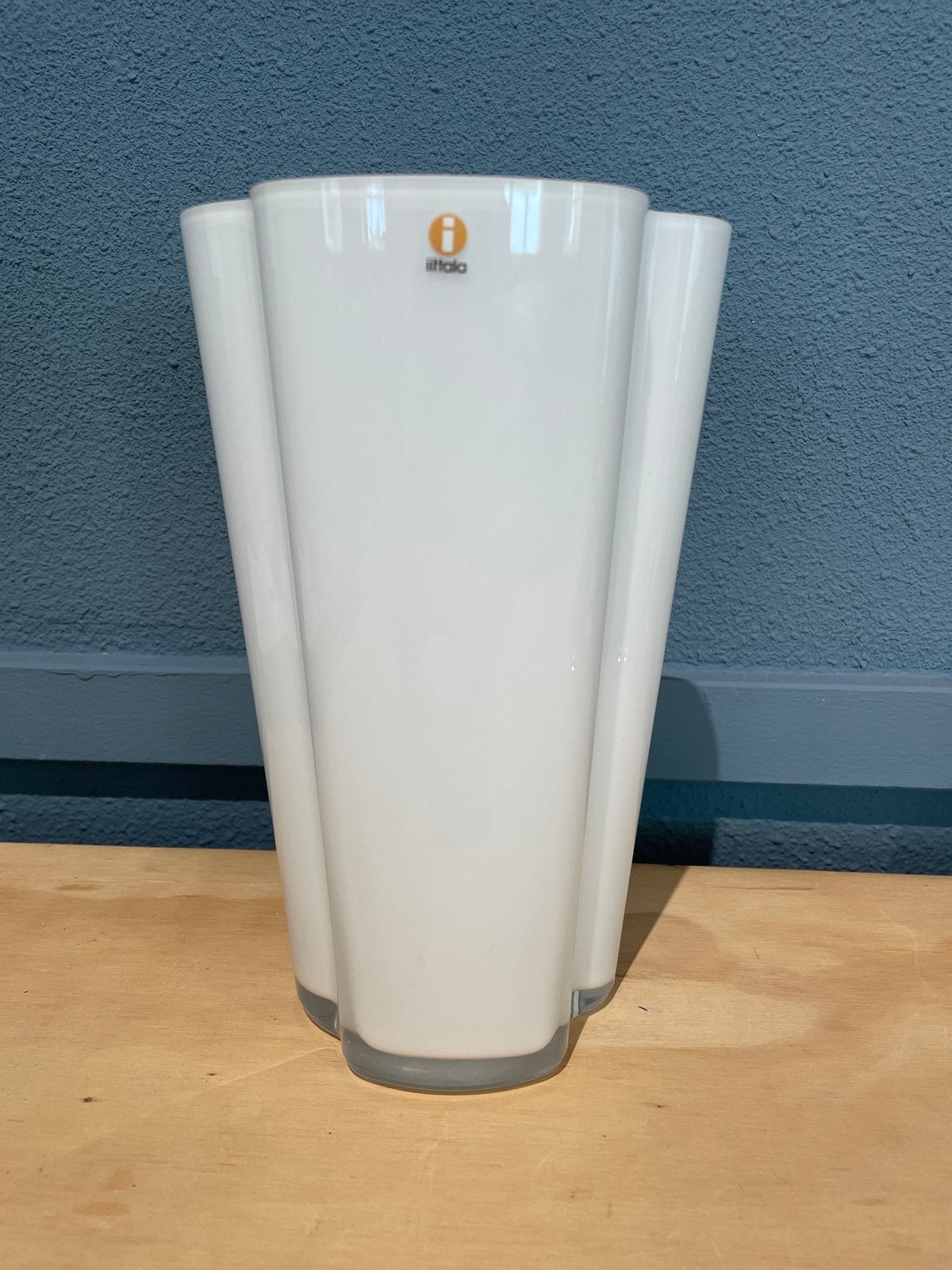 Iittala Aalto Vaas 220mm Wit - Alvar Aalto Design, Wit, Aardewerk of Porselein, Ophalen of Verzenden, Zo goed als nieuw