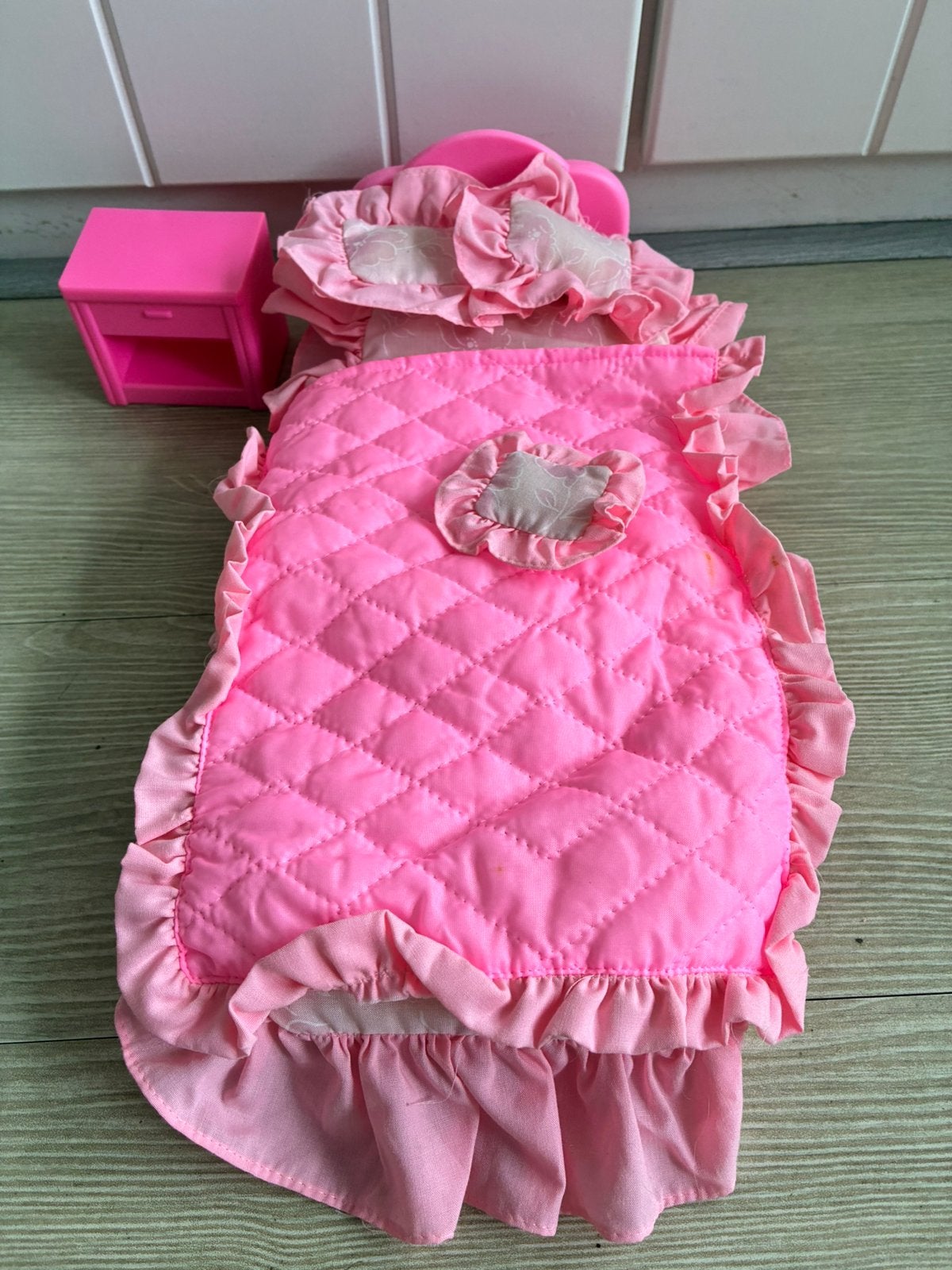 Vintage Poppenbed met Nachtkastje & Beddengoed Lucky 1989, Ophalen of Verzenden, Gebruikt
