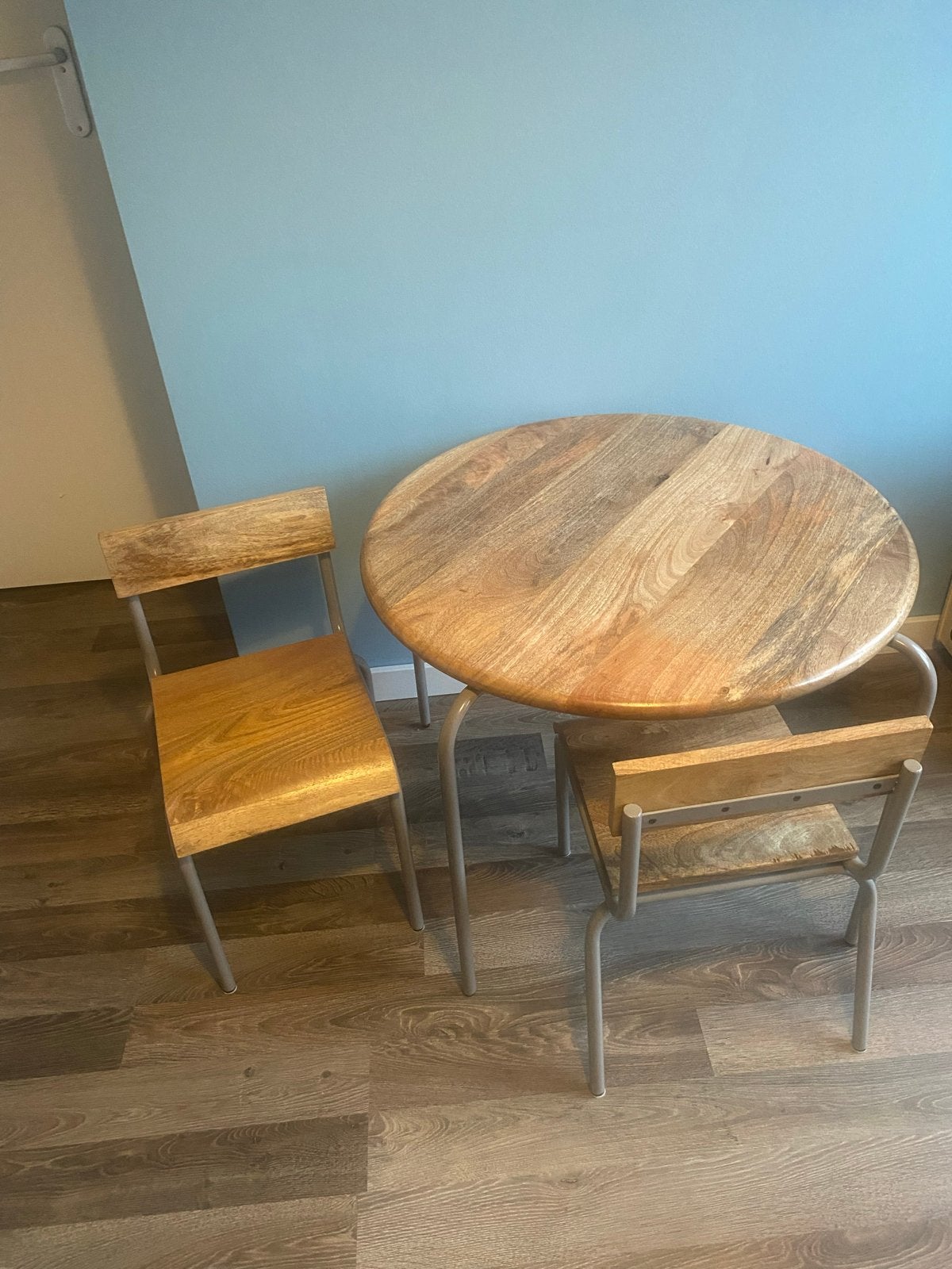 Kidsdepot - Ronde tafel met twee stoelen grijs - Gebruikt, Ophalen, Gebruikt, Rond, Tot twee personen