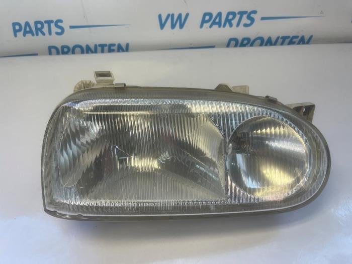 Koplamp rechts van een Volkswagen Golf