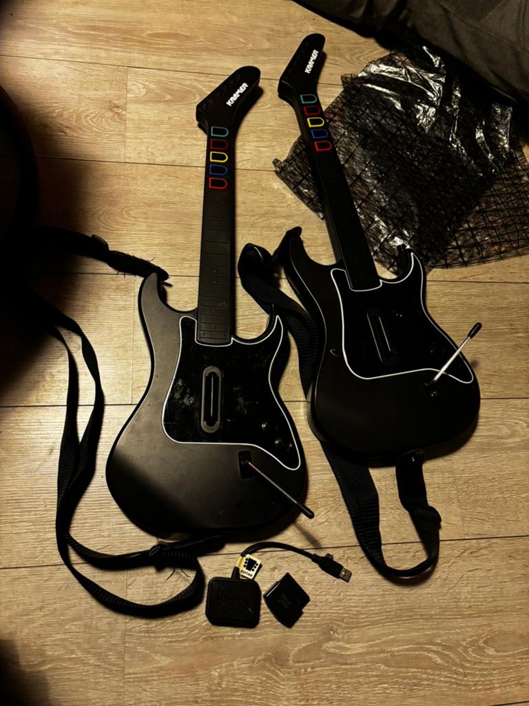 2x Playstation Guitar Hero Gitaar + dongeln, Spelcomputers en Games, Muziek, Gebruikt, 1 speler, Ophalen of Verzenden