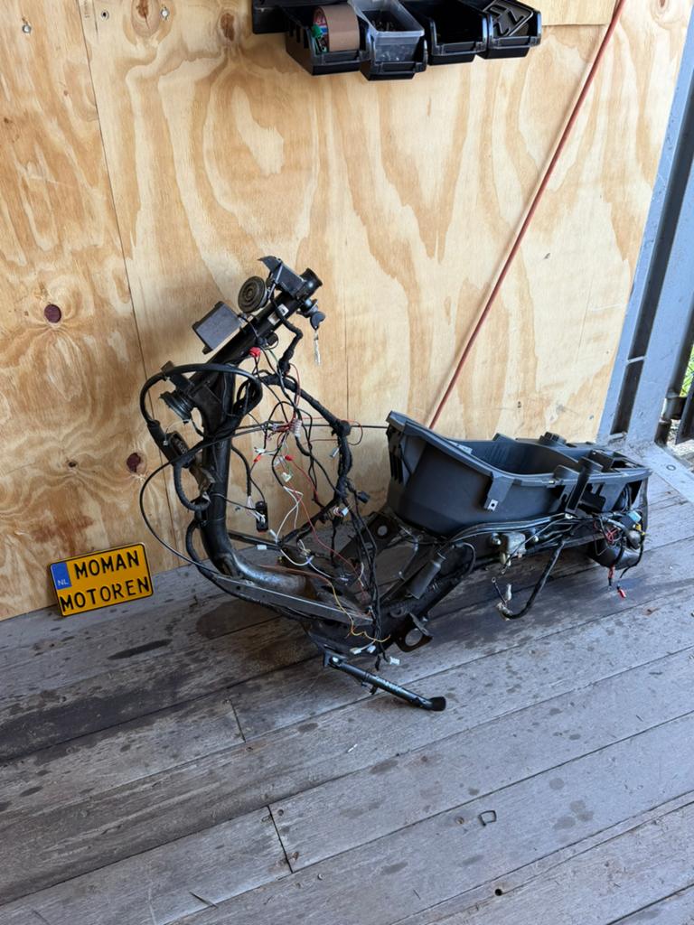 Piaggio Zip 2005 frame A1 keurbaar duits, Fietsen en Brommers, Brommeronderdelen | Scooters, Ophalen, Zo goed als nieuw, Frame