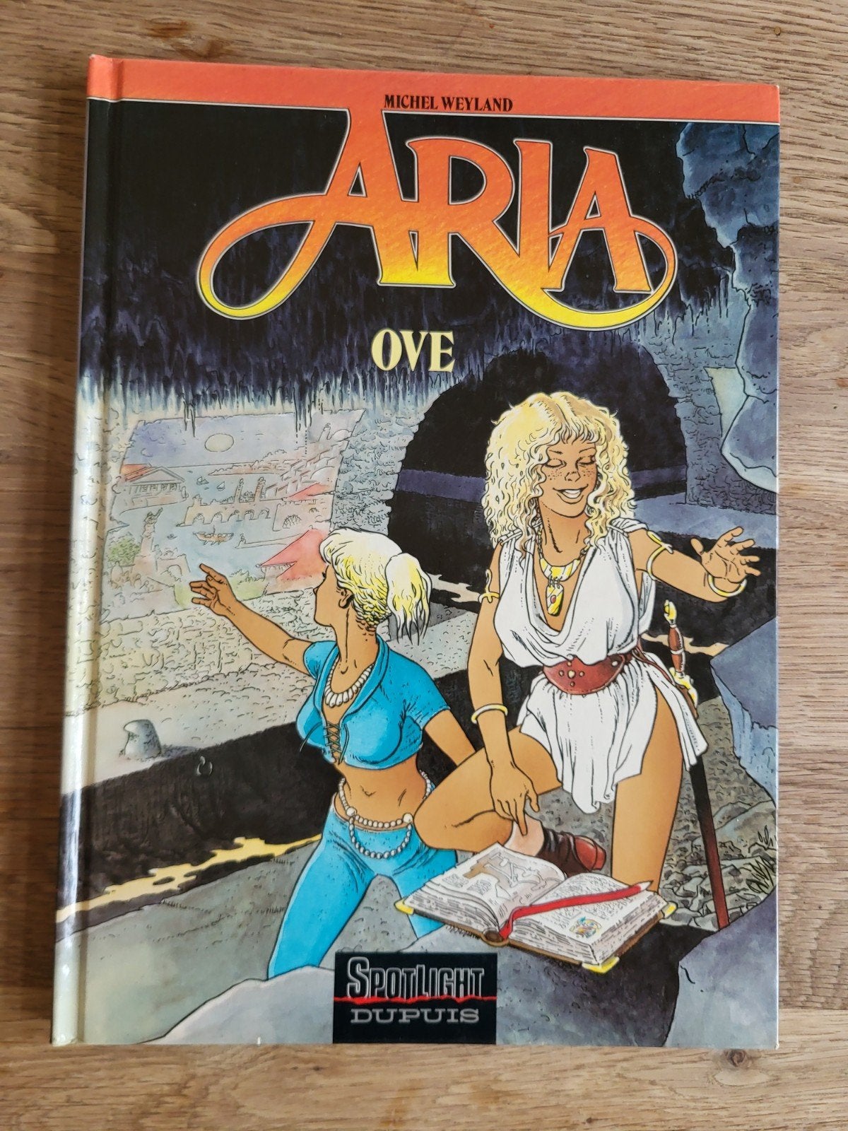 Aria - Ove (Spotlight Dupuis) met Lombard foldertje, Eén stripboek, Ophalen of Verzenden, Gelezen, Michel Weyland