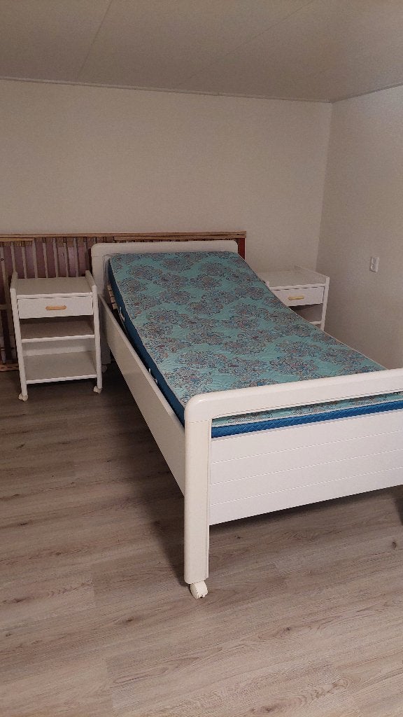 2 verrijdbare senioren bedden in 1 koop, Ophalen, Verstelbaar, 90 cm, Eenpersoons