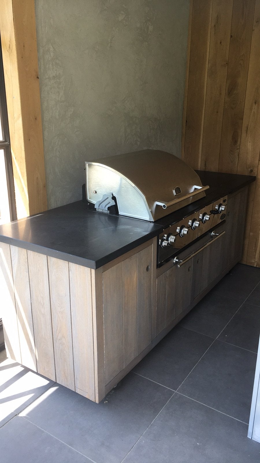 Boretti buitenkeuken met gasbarbecue en zijbrander