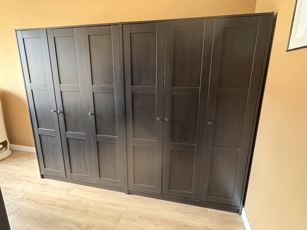 IKEA RÅKKESTAD kledingkast – 3 deuren – zwartbruin, Ophalen, Met deur(en), 100 tot 150 cm, Zo goed als nieuw