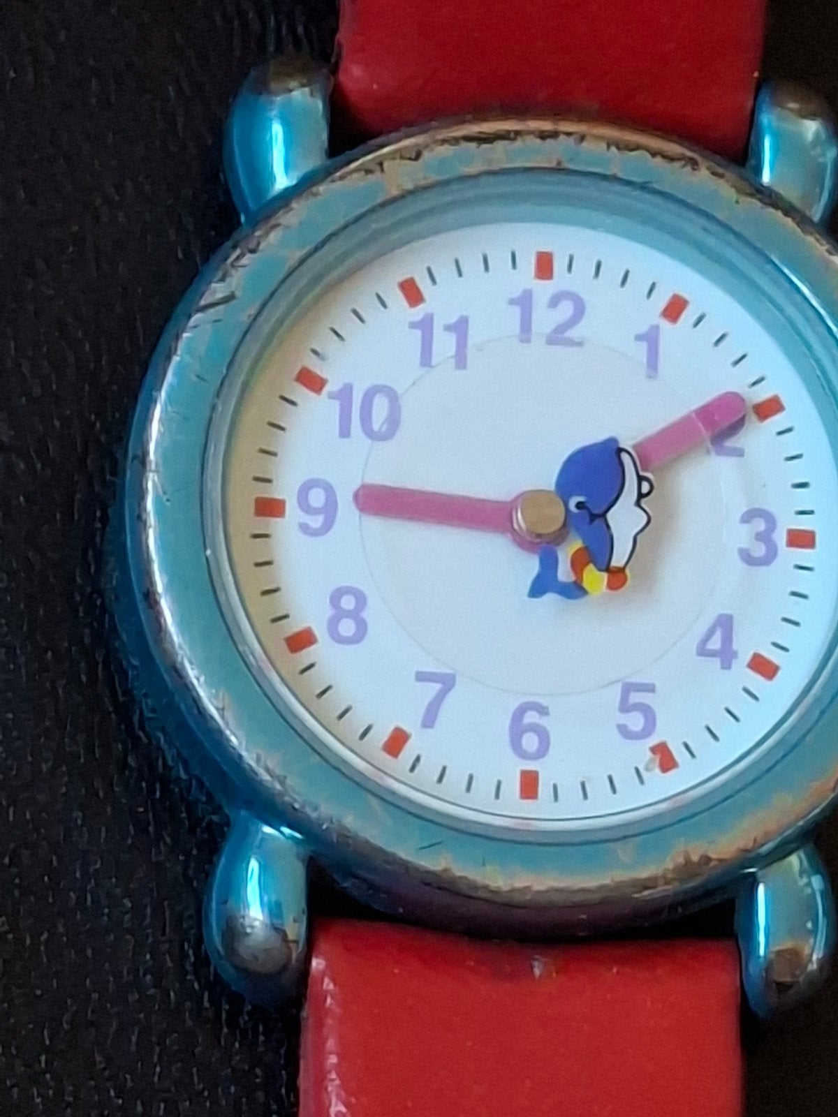 Kinderhorloge met rood bandje en pinguïn wijzerplaat, Ophalen, Gebruikt, Rood, Jongen of Meisje
