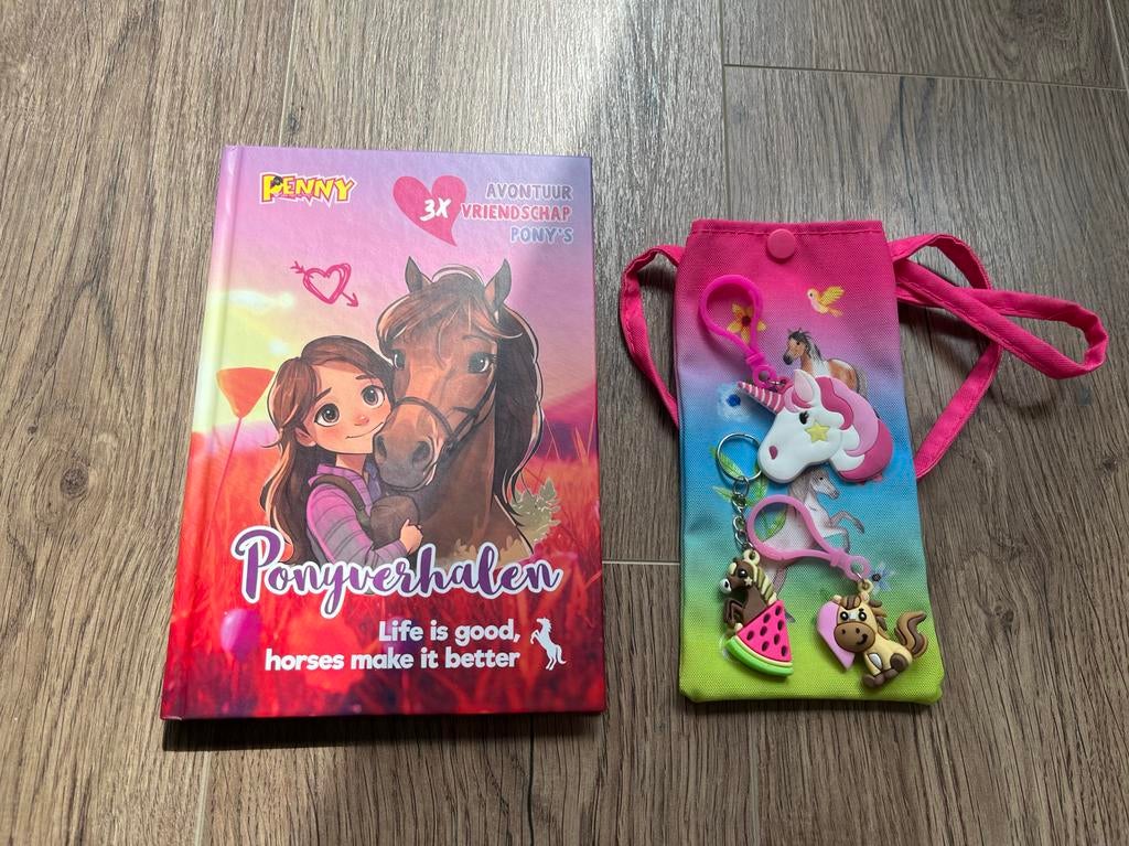 Penny Ponyverhalen boek met tasje en sleutelhangers, Boeken, Ophalen of Verzenden, Zo goed als nieuw, Fictie algemeen