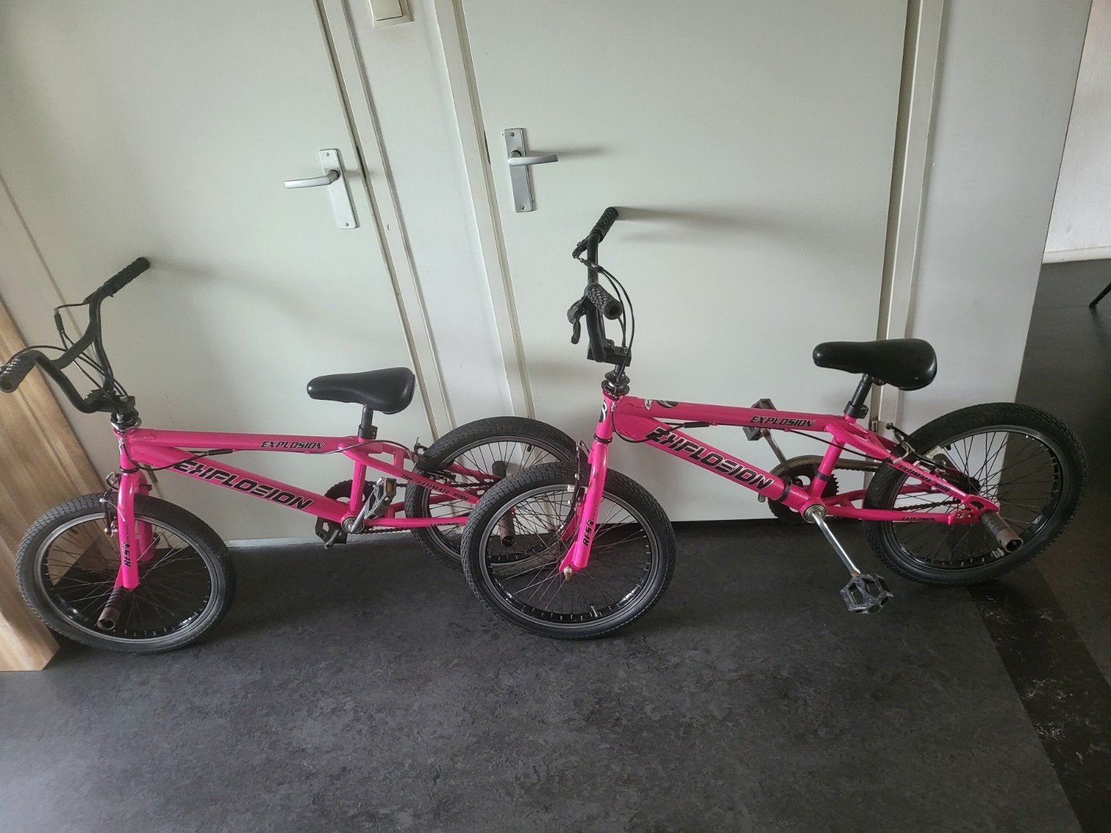 Twee roze crossfietsen stuntfietsen, Fietsen en Brommers, Ophalen, BMX, Staal, Velgrem