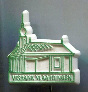 Visbank Vlaardingen groen op wit plastic speldje ( W_178 ), Verzenden, Zo goed als nieuw, Stad of Land, Speldje of Pin