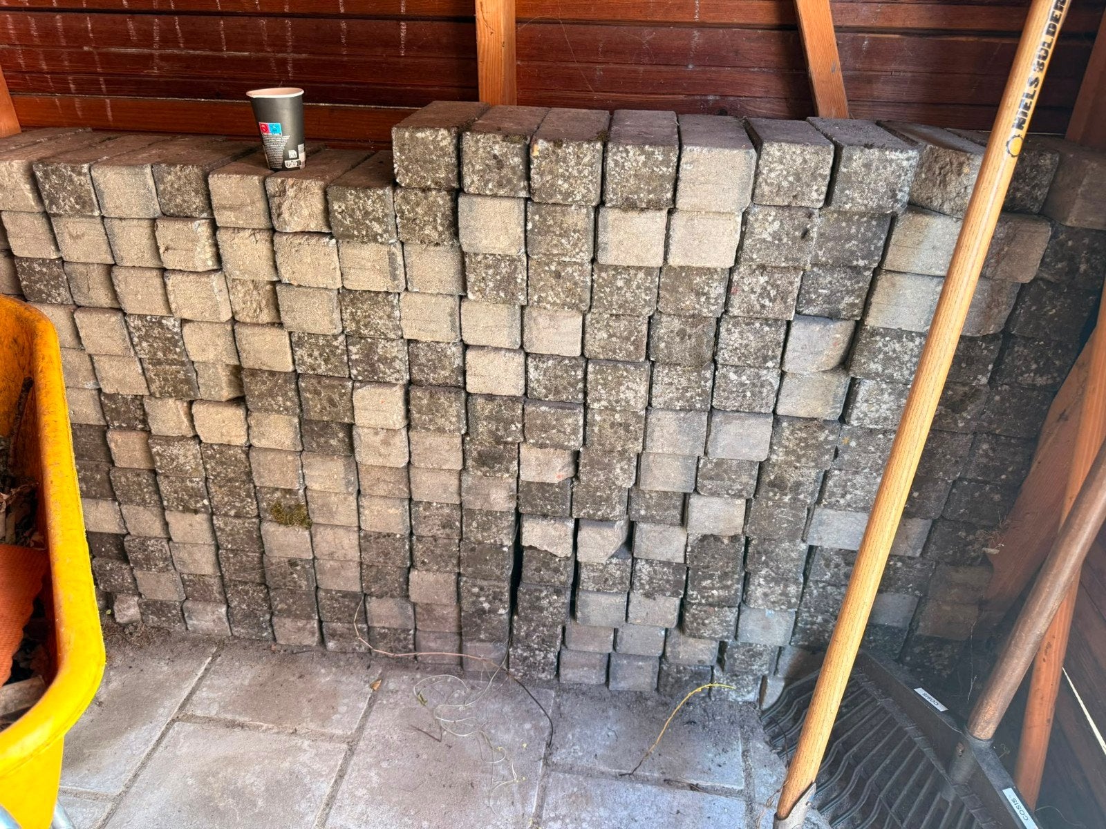 Gratis af te halen: +/- 200 gebruikte stenen, Ophalen, Gebruikt, Beton, Klinkers
