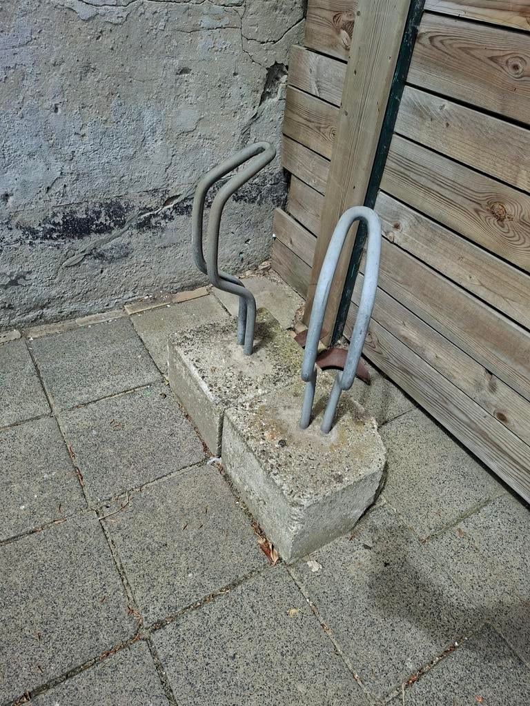 Nog 1 fietsenrek van beton en metaal, Ophalen, Gebruikt