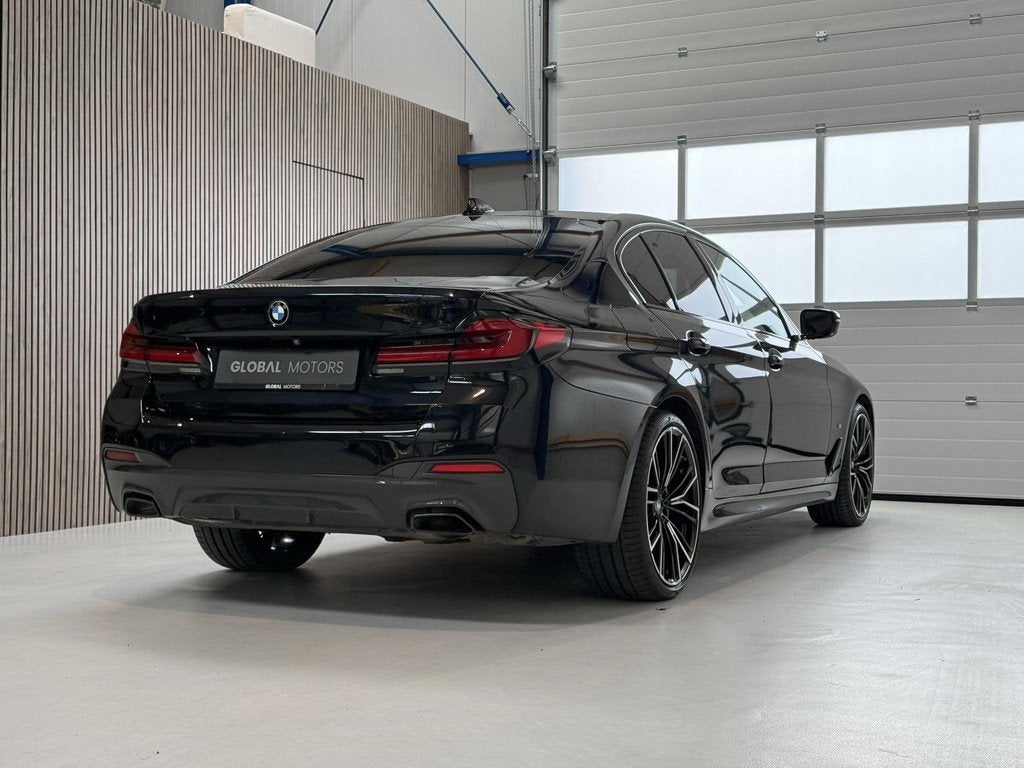 BMW 5-serie 545e xDrive High Executive G30 LCi M Sport 394 P, Gebruikt, 394 pk, 2000 kg, Zwart