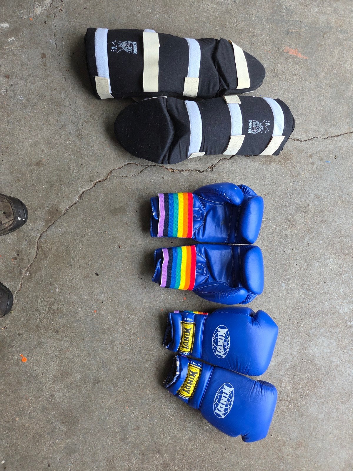 Vechtsportuitrusting: scheenbeschermers en bokshandschoenen, Ophalen of Verzenden