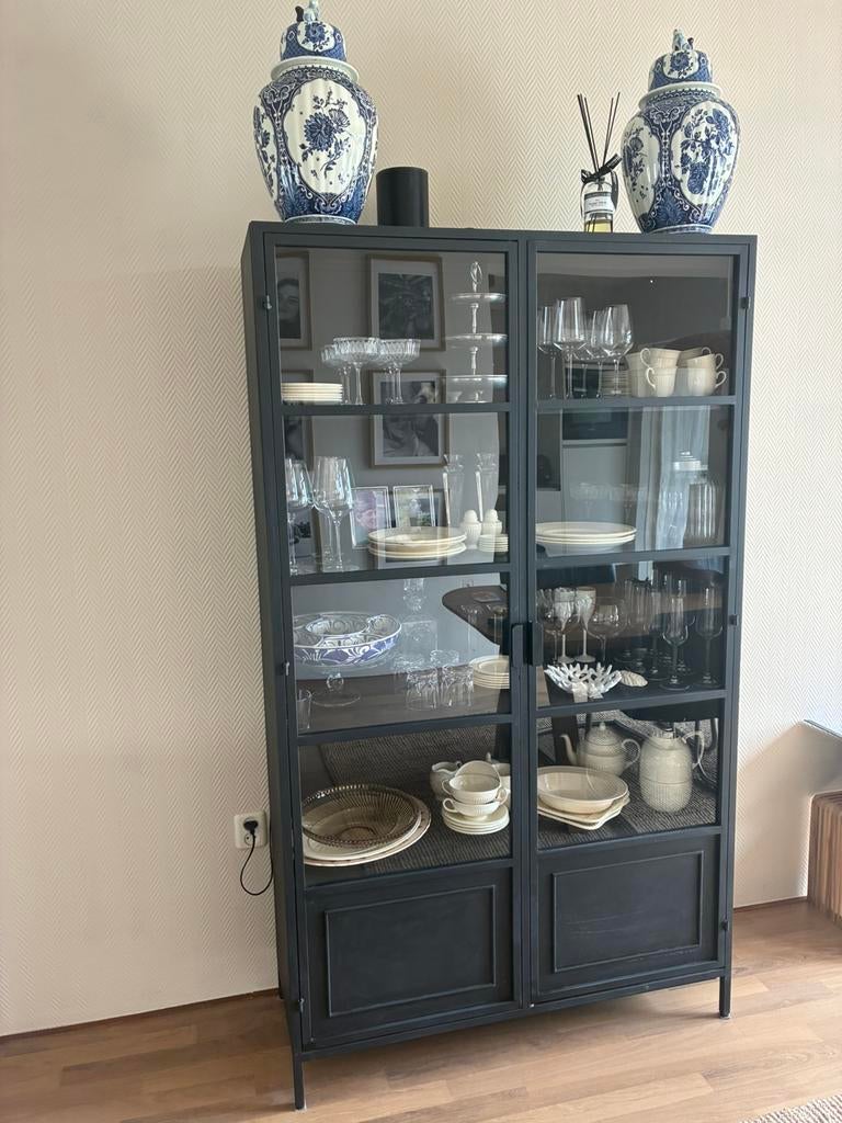Strakke zwarte metalen kast, Ophalen, Strak modern, 100 tot 150 cm, Zo goed als nieuw
