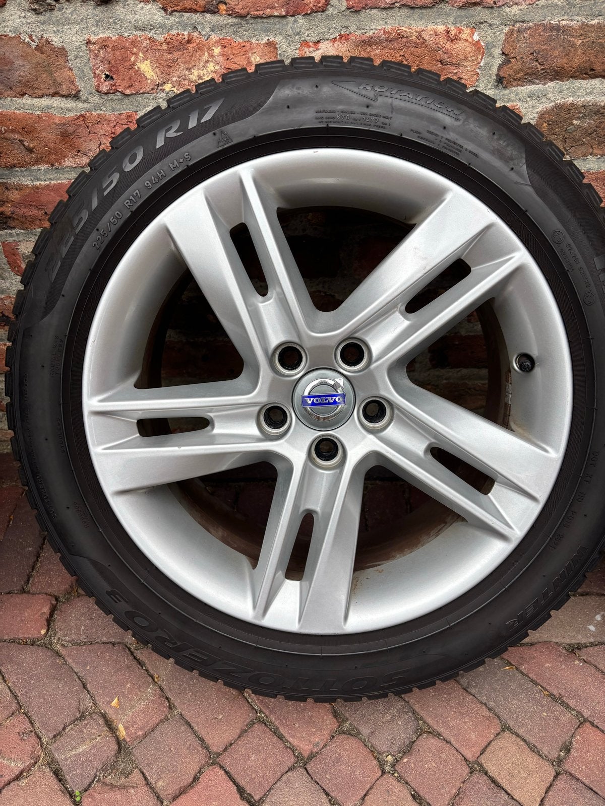 Volvo 17 inch velgen met winterbanden 225/50 R17, Ophalen, Gebruikt, Banden en Velgen, 17 inch