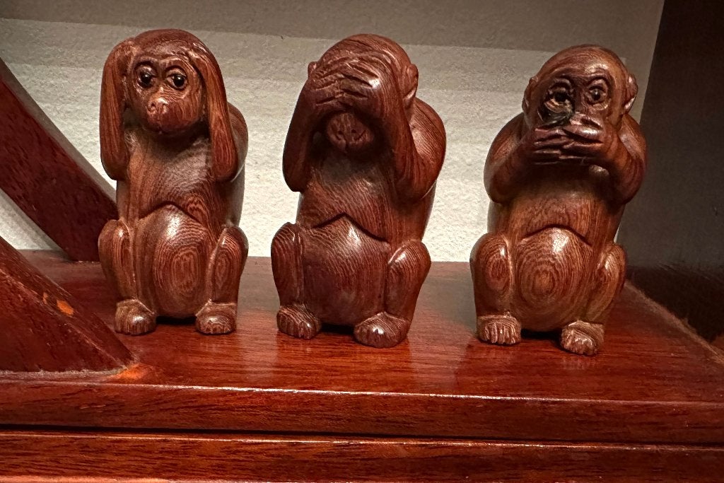 Set van 3 grote houten Netsukes, apen horen zien en zwijgen, Antiek en Kunst, Kunst | Niet-Westerse kunst, Hout, Ophalen of Verzenden