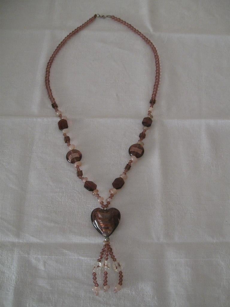 Paarsbruine ketting met hart van glaskralen goede staat, Sieraden, Tassen en Uiterlijk, Kettingen, Ophalen of Verzenden, Zo goed als nieuw
