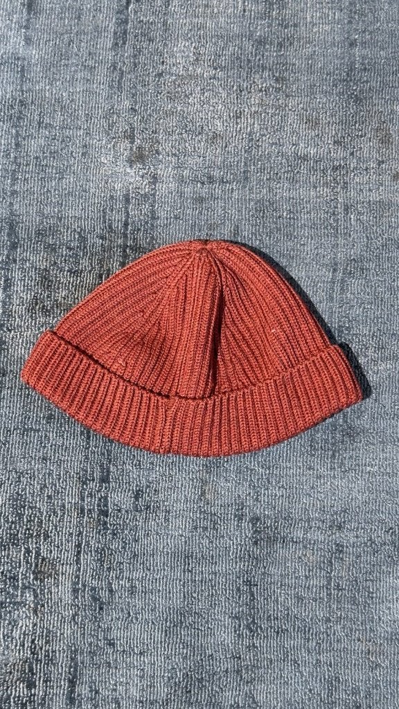2x COS muts - roestrood en zwart, wol, Ophalen, Gedragen, Overige maten, Muts