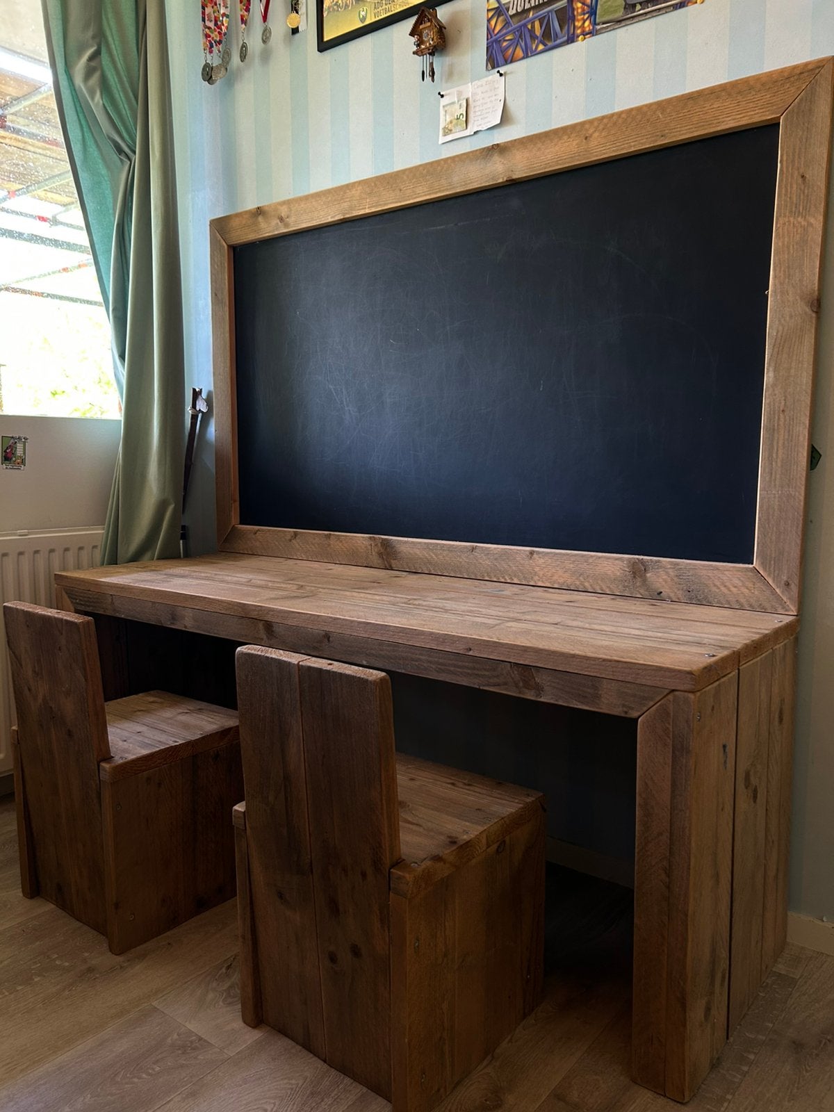 Steigerhouten kindertafel met krijtbord + 2 stoeltjes., Ophalen, Gebruikt, Tafel