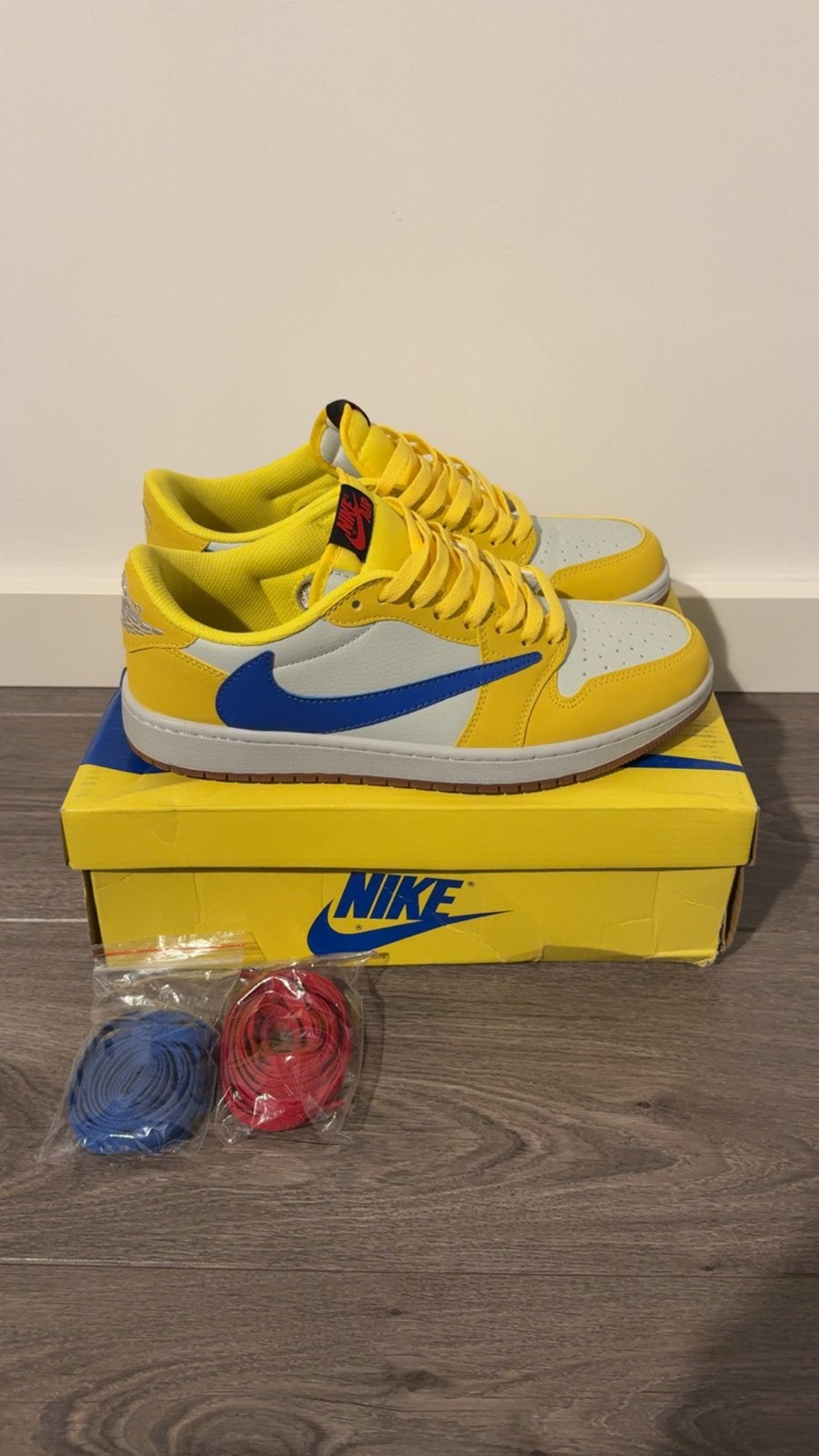 Jordan 1 Low Travis Scott Canary - Maat 43, Ophalen of Verzenden, Zo goed als nieuw, Sneakers of Gympen