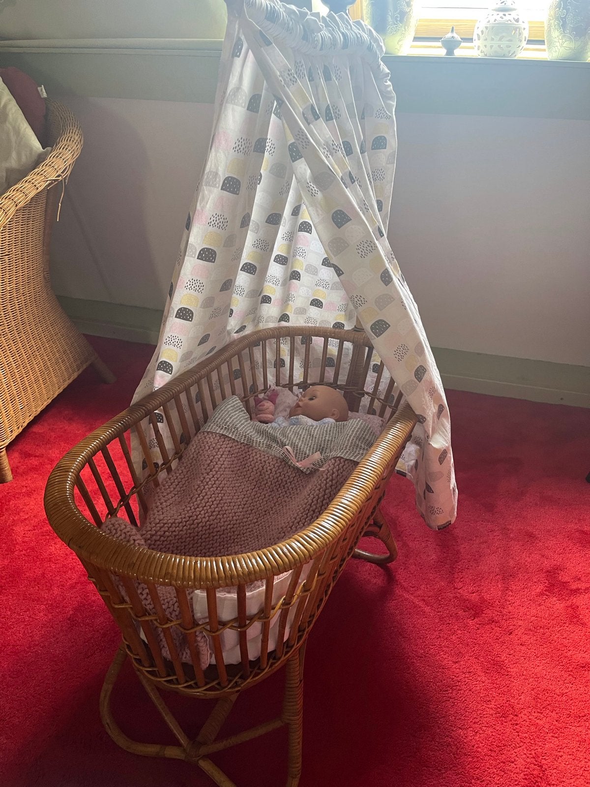 Rotan poppenwieg met hemeltje, baby pop en kleding, Ophalen, Gebruikt, Babypop