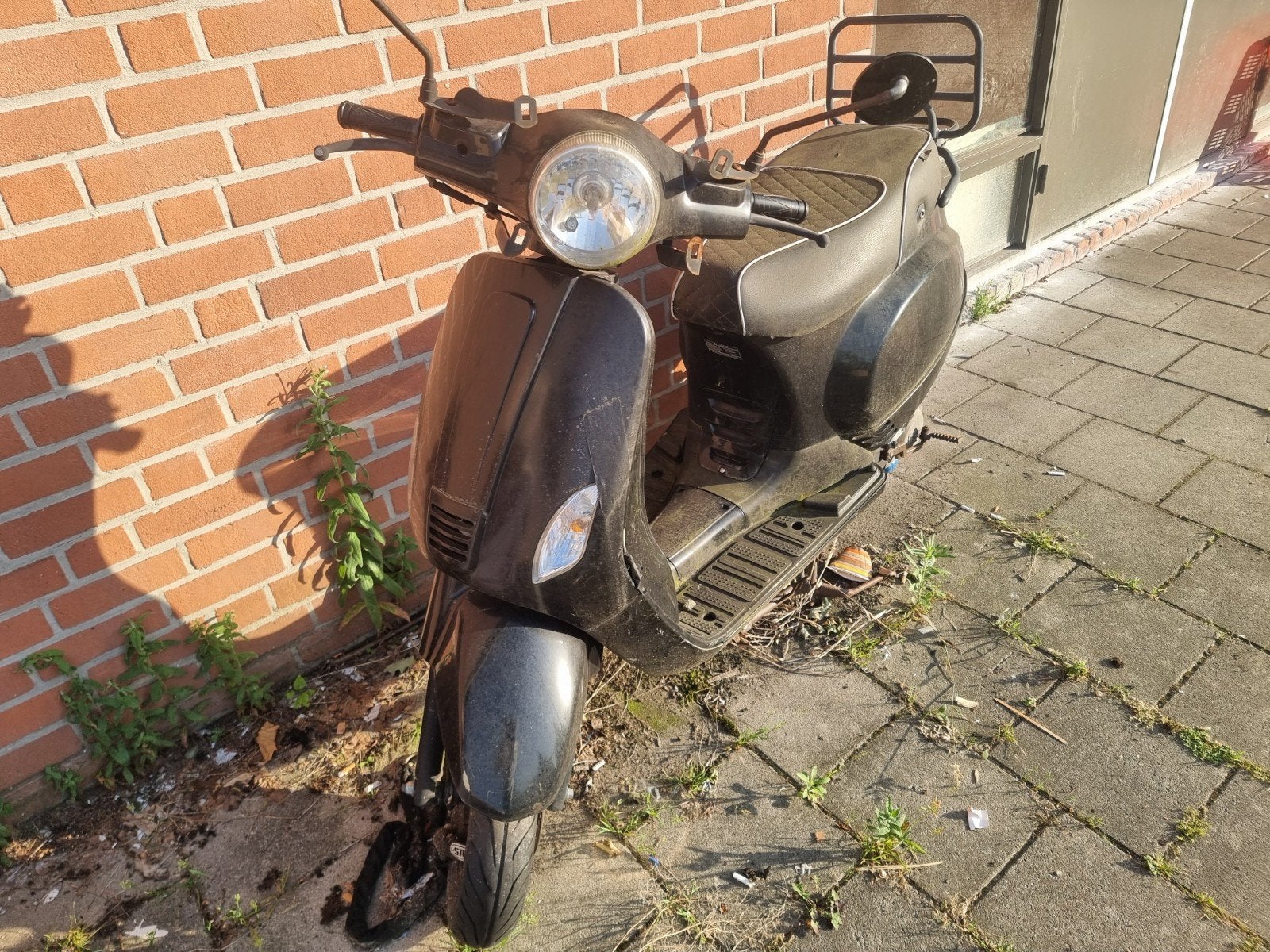 Zwarte scooter- opknapper gelijk meenemen (of fixer gezocht), Fietsen en Brommers, Ophalen, Gebruikt, Overige modellen, Maximaal 45 km/u