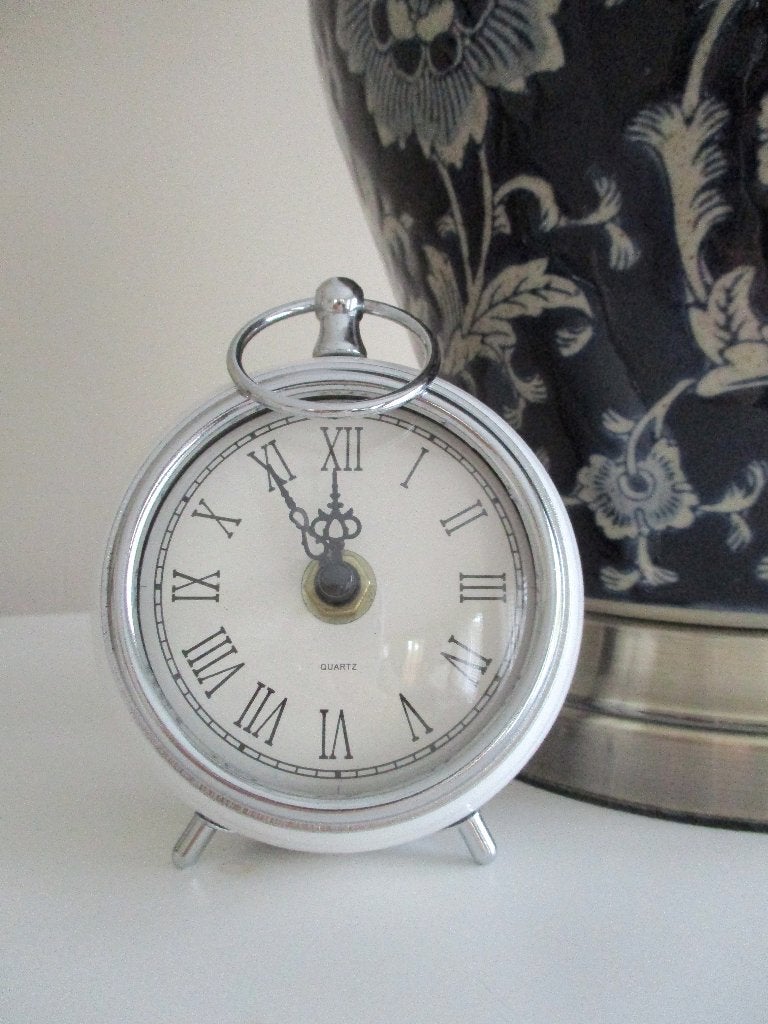 Quartz klok klokje wit chroom analoog uurwerk tafelklok, Klassiek, Analoog, Ophalen of Verzenden, Zo goed als nieuw
