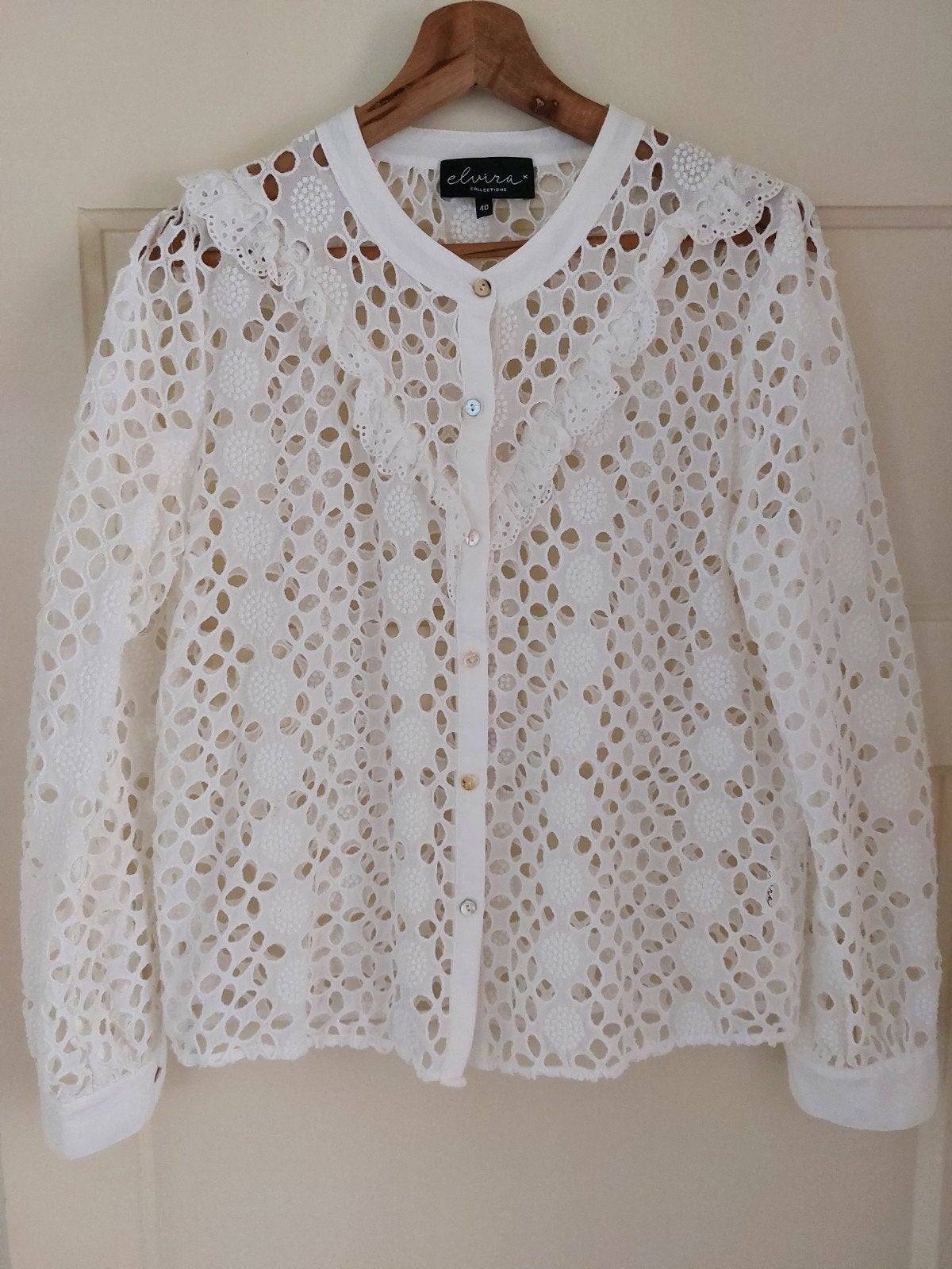 Vrouwelijke witte zacht kanten blouse van Elvira maat 40, Elvira, Ophalen of Verzenden, Zo goed als nieuw, Wit