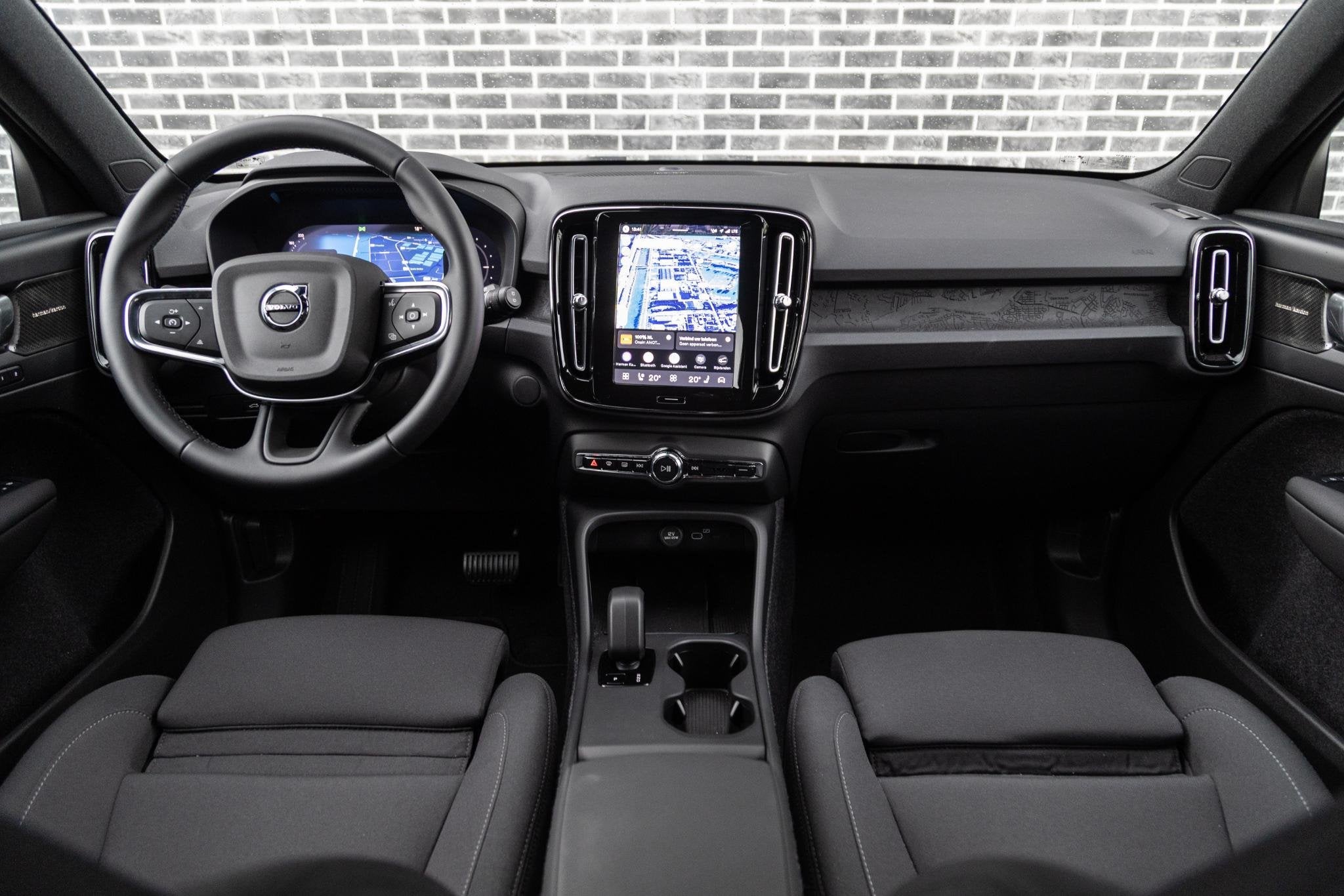Volvo EX40 Single Motor Extended Range Plus Black Ed. 82 kWh, Auto's, Gebruikt, Zwart, 1975 kg, SUV of Terreinwagen