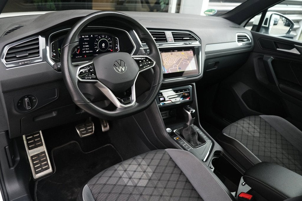 Volkswagen Tiguan 1.4 TSI eHybrid 2x R-Line 245PK Pano Led N, 4 cilinders, Wit, Automatische klimaatregeling, Grijs