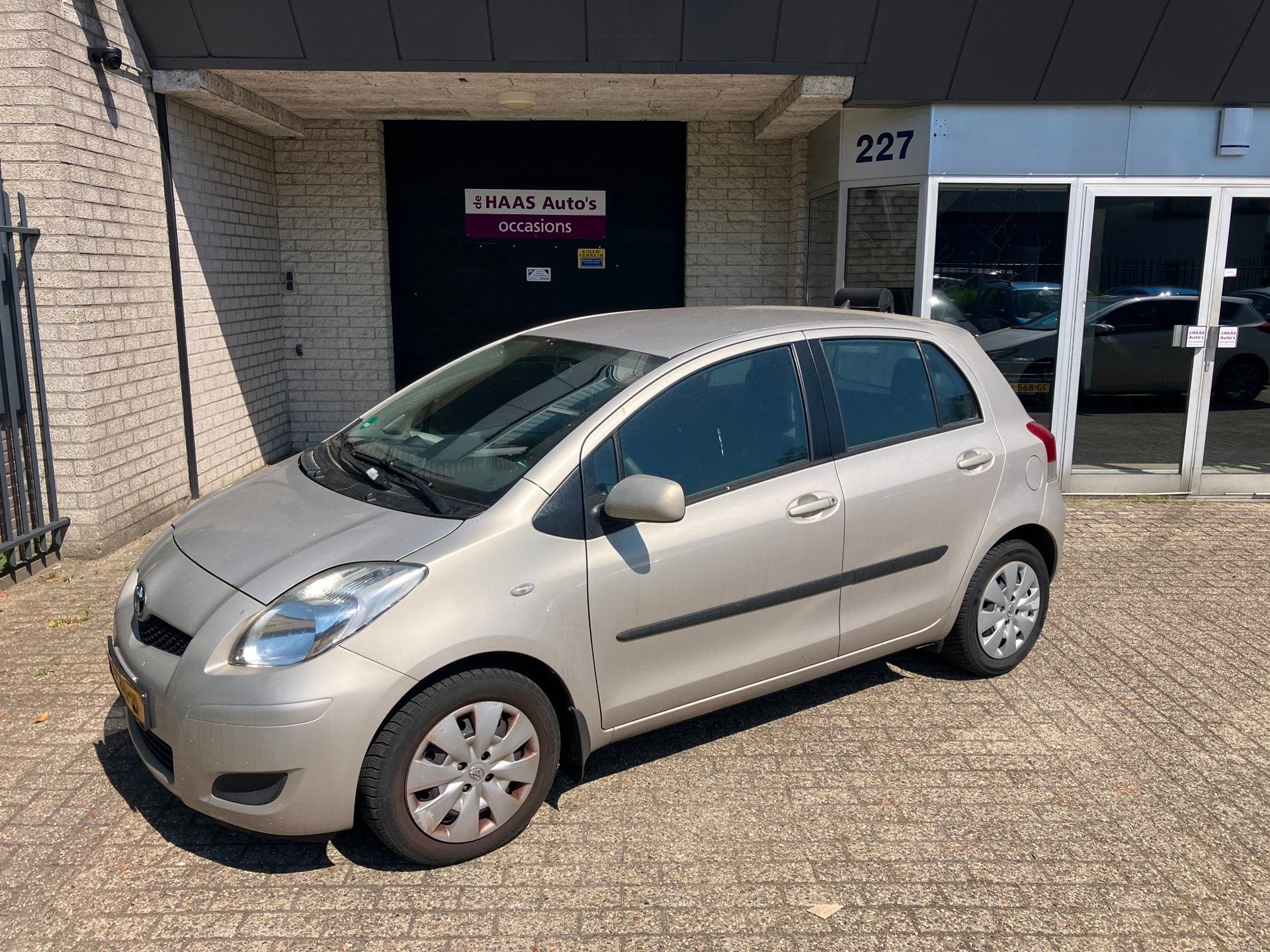Toyota Yaris 1.3 VVTi Aspiration / AUTOMATIC / KOPPELING MOE, Elektrische ramen, 4 cilinders, Beige, Bedrijf