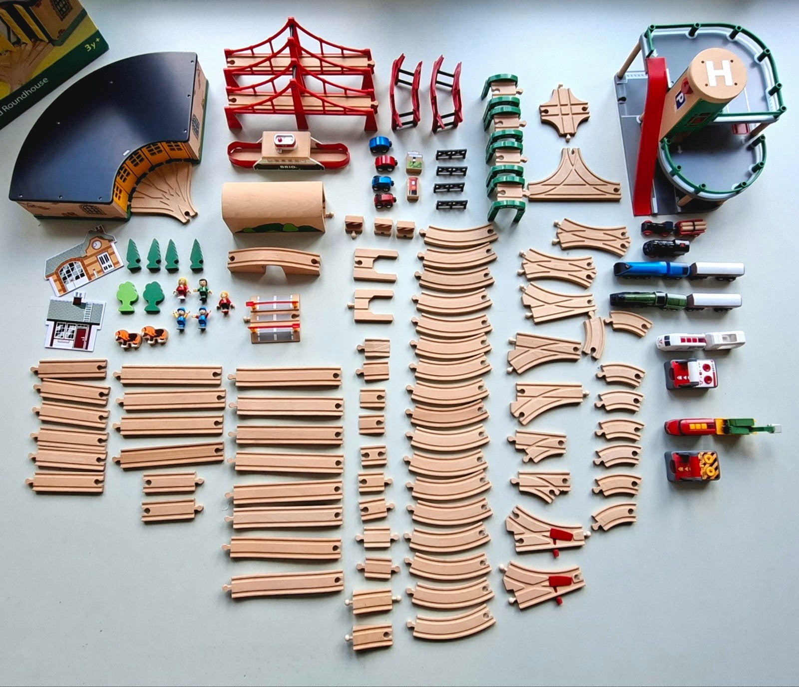 Grote BRIO Houten Treinbaan Set met Garage en Brug, Ophalen of Verzenden, Zo goed als nieuw, Duw- of Trekspeelgoed