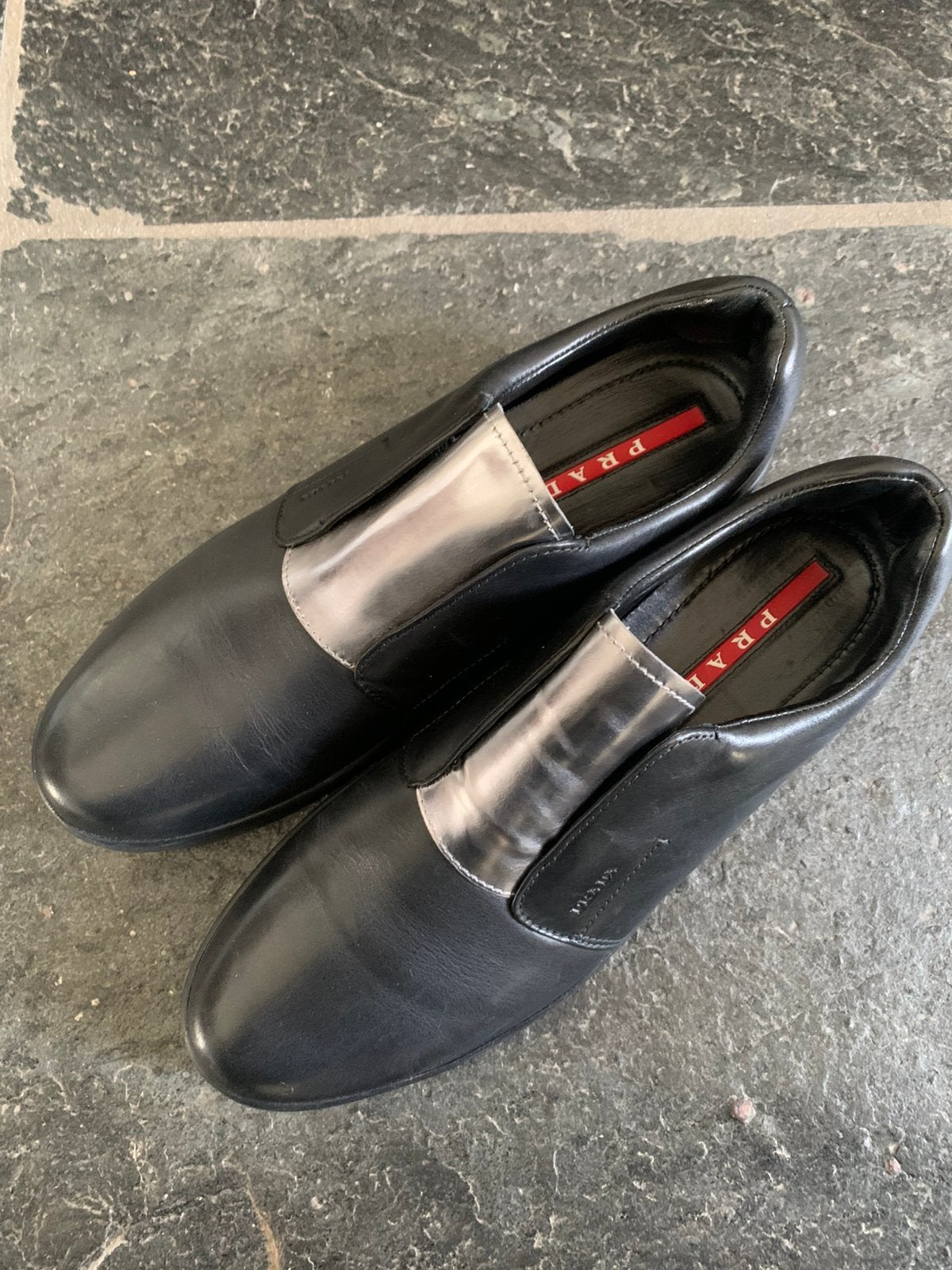 Prada loafers maat 40 zwart leer met zilver accent, Kleding | Dames, Ophalen of Verzenden, Zo goed als nieuw, Zwart, Instappers
