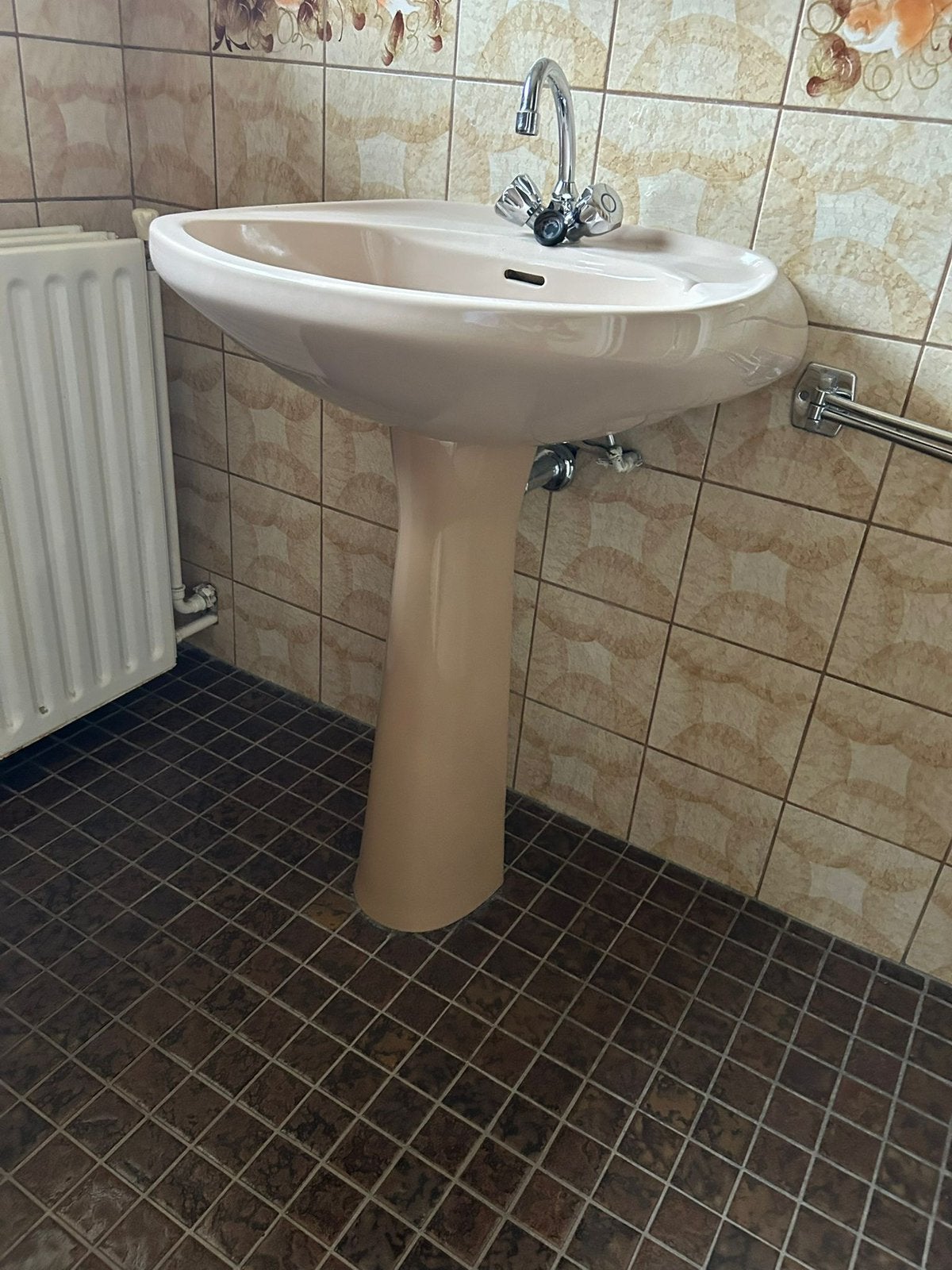 Jaren 60 wastafel met voet licht roze/beige kleur, Ophalen, Gebruikt, Steen, Wastafel